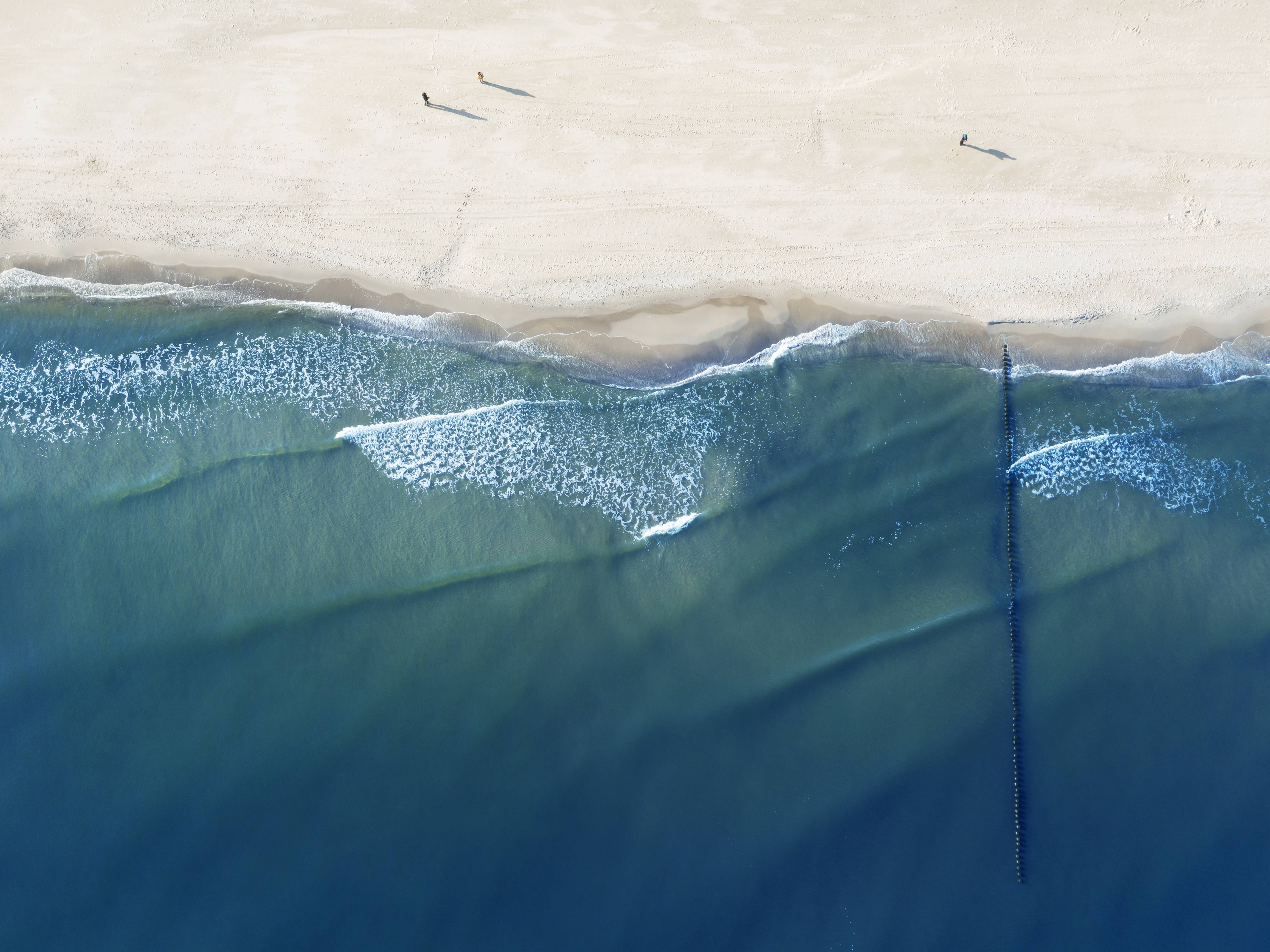 Sandstrand an der Ostseeküste von oben