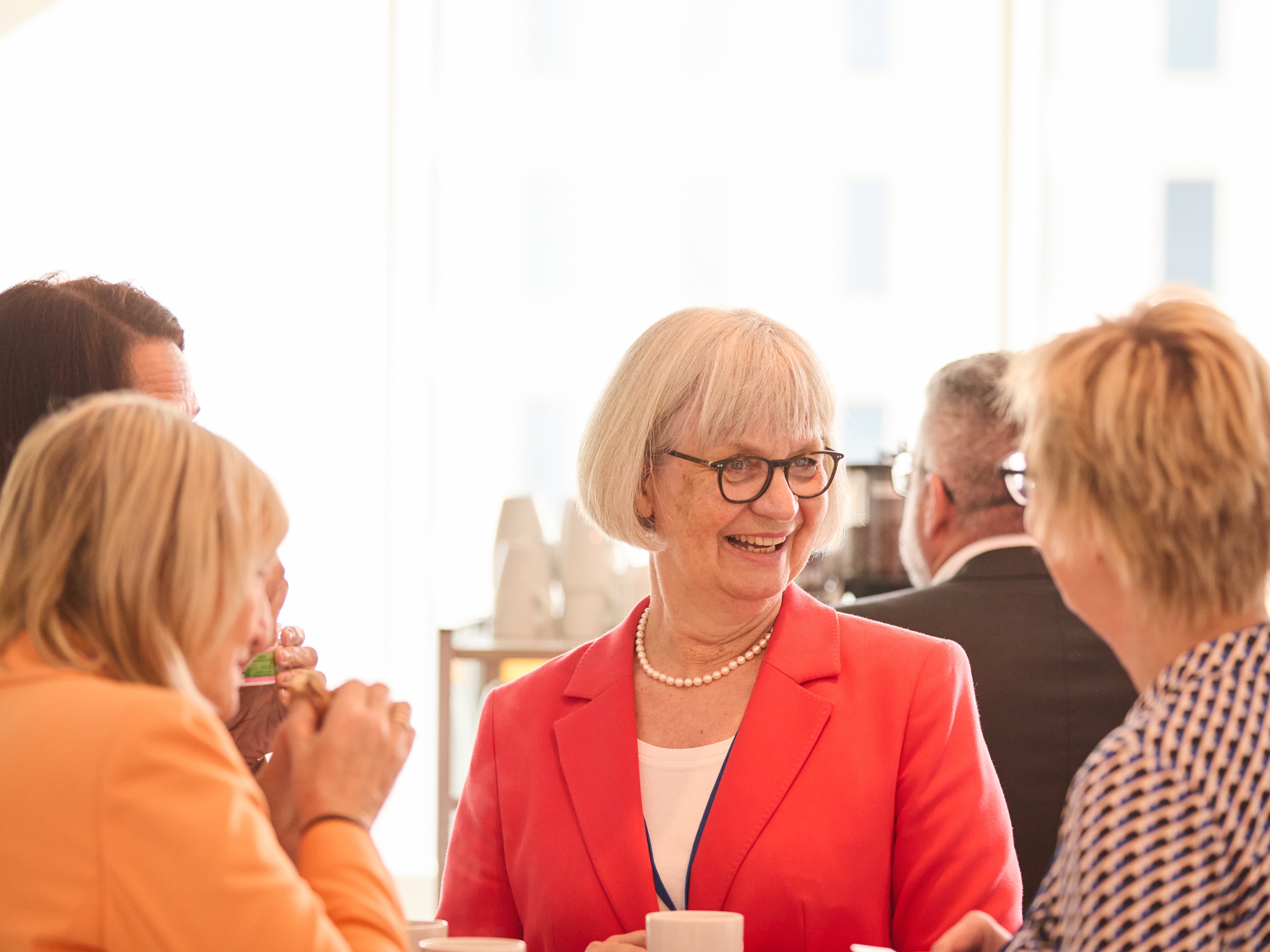 Eine Gruppe von Teilnehmerinnen unterhält sich. 