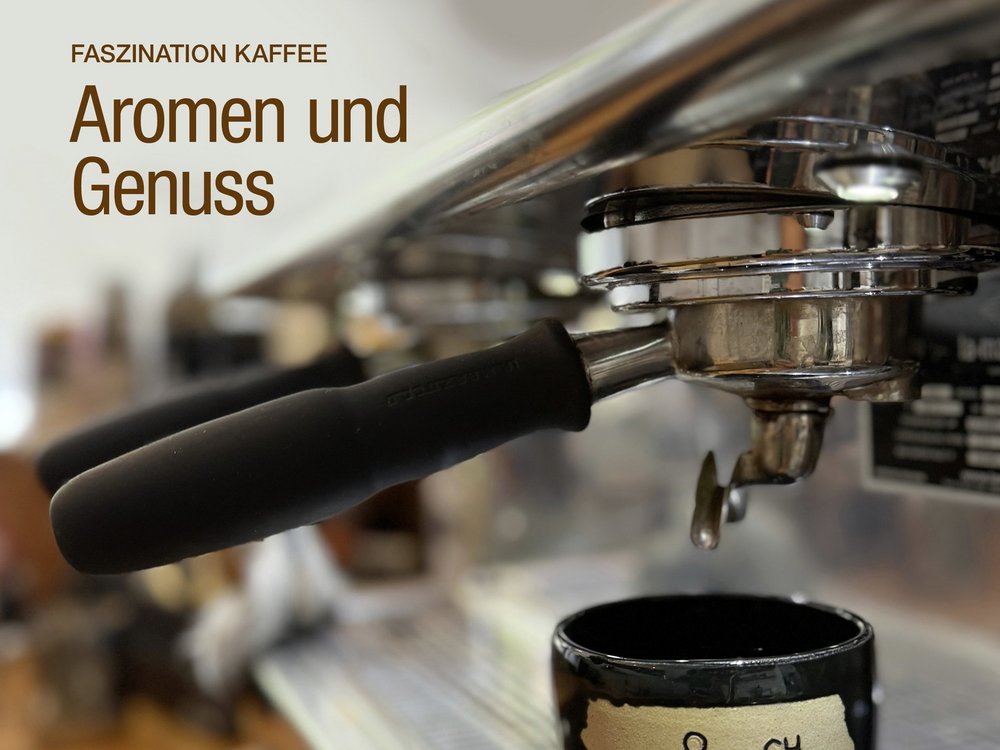 Cover des VAA Magazins Oktober 2025. Auf dem Cover abgebildet ist eine Kaffeetasse mit der Formel für Koffein unter einer Siebträgermaschine in einem Café. 