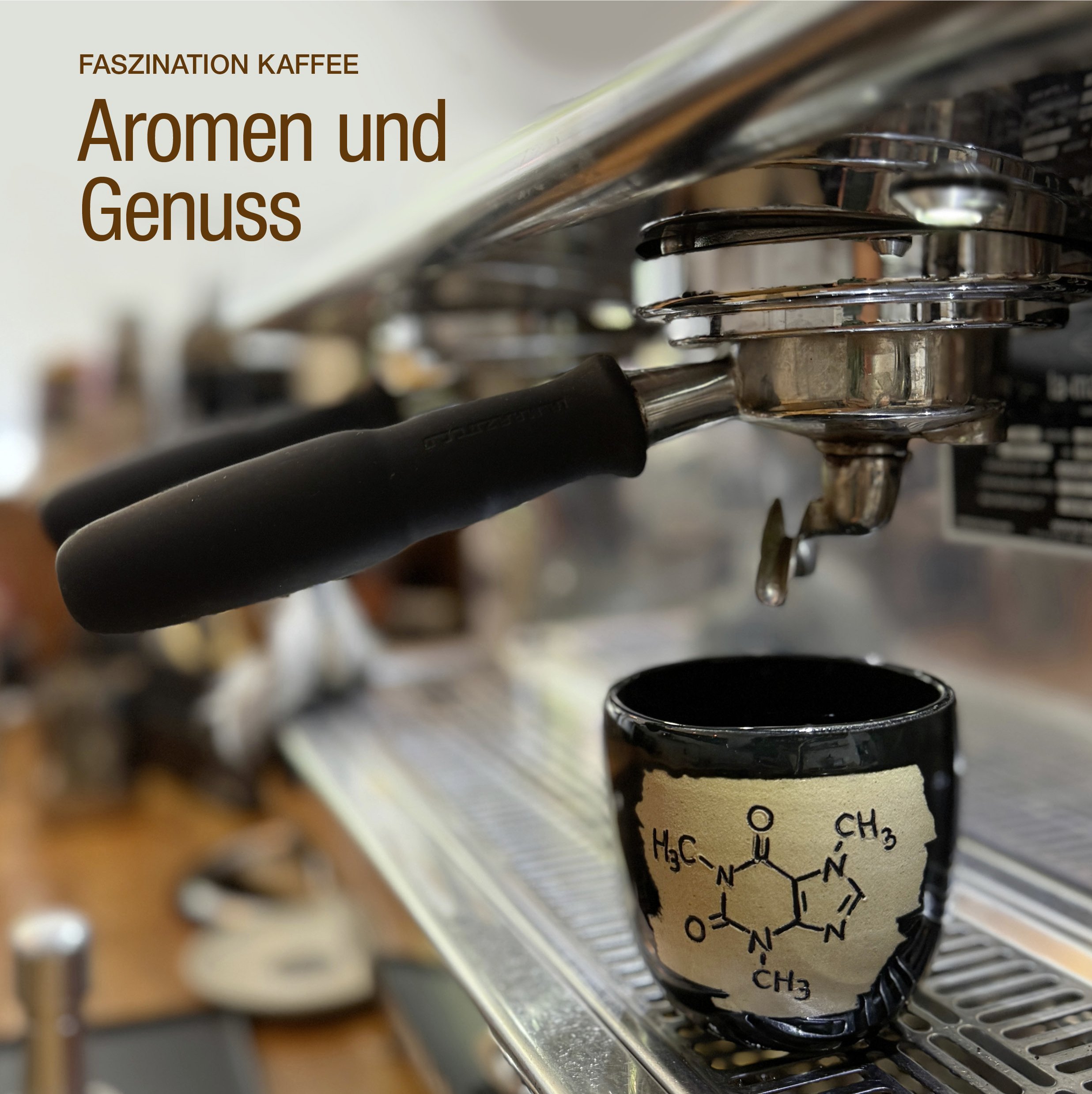 Cover des VAA Magazins Oktober 2025. Auf dem Cover abgebildet ist eine Kaffeetasse mit der Formel für Koffein unter einer Siebträgermaschine in einem Café. 