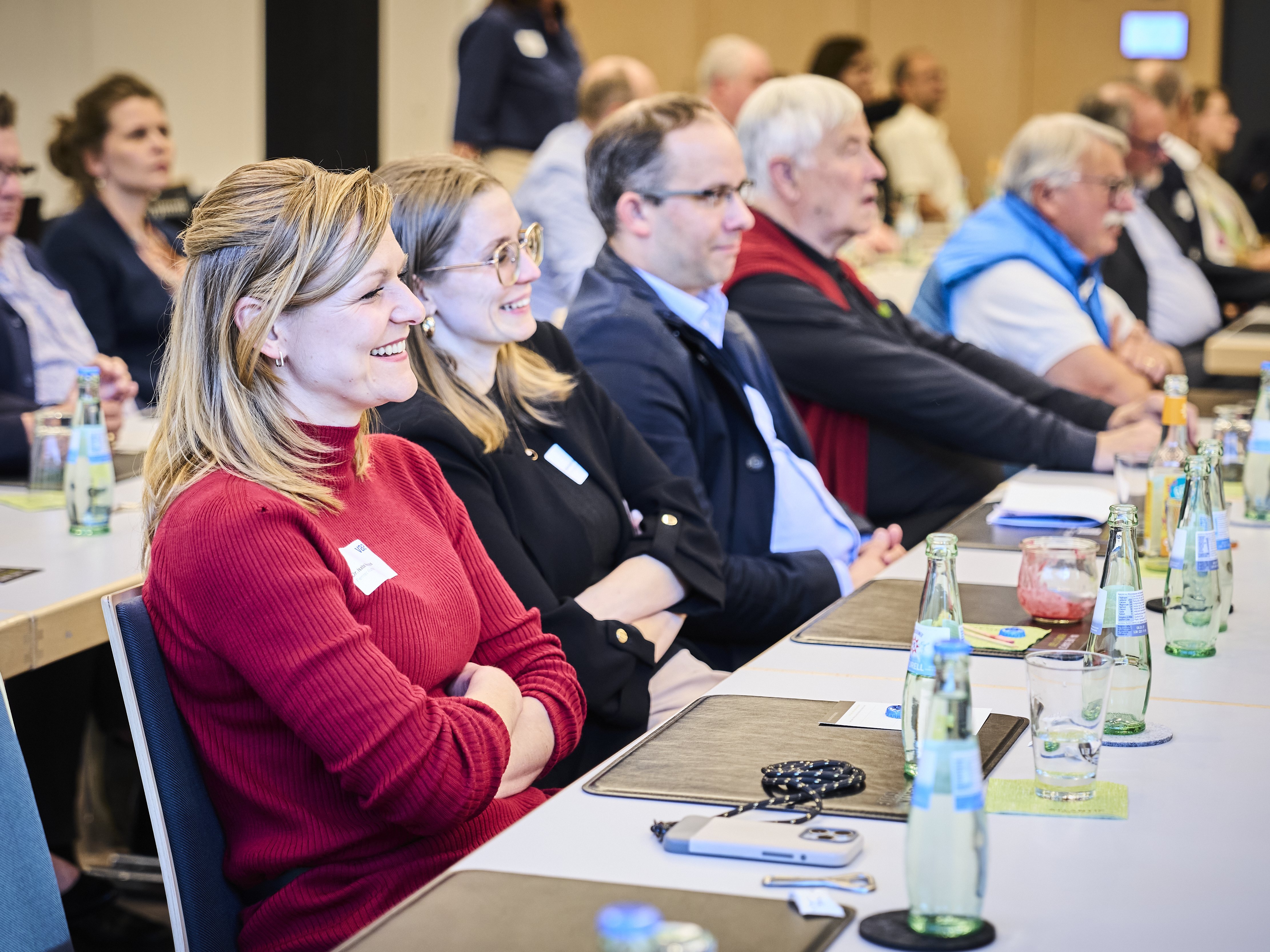 Dr. Isabel Neuhaus und Nathalie Haußmann im Plenum lächelnd.