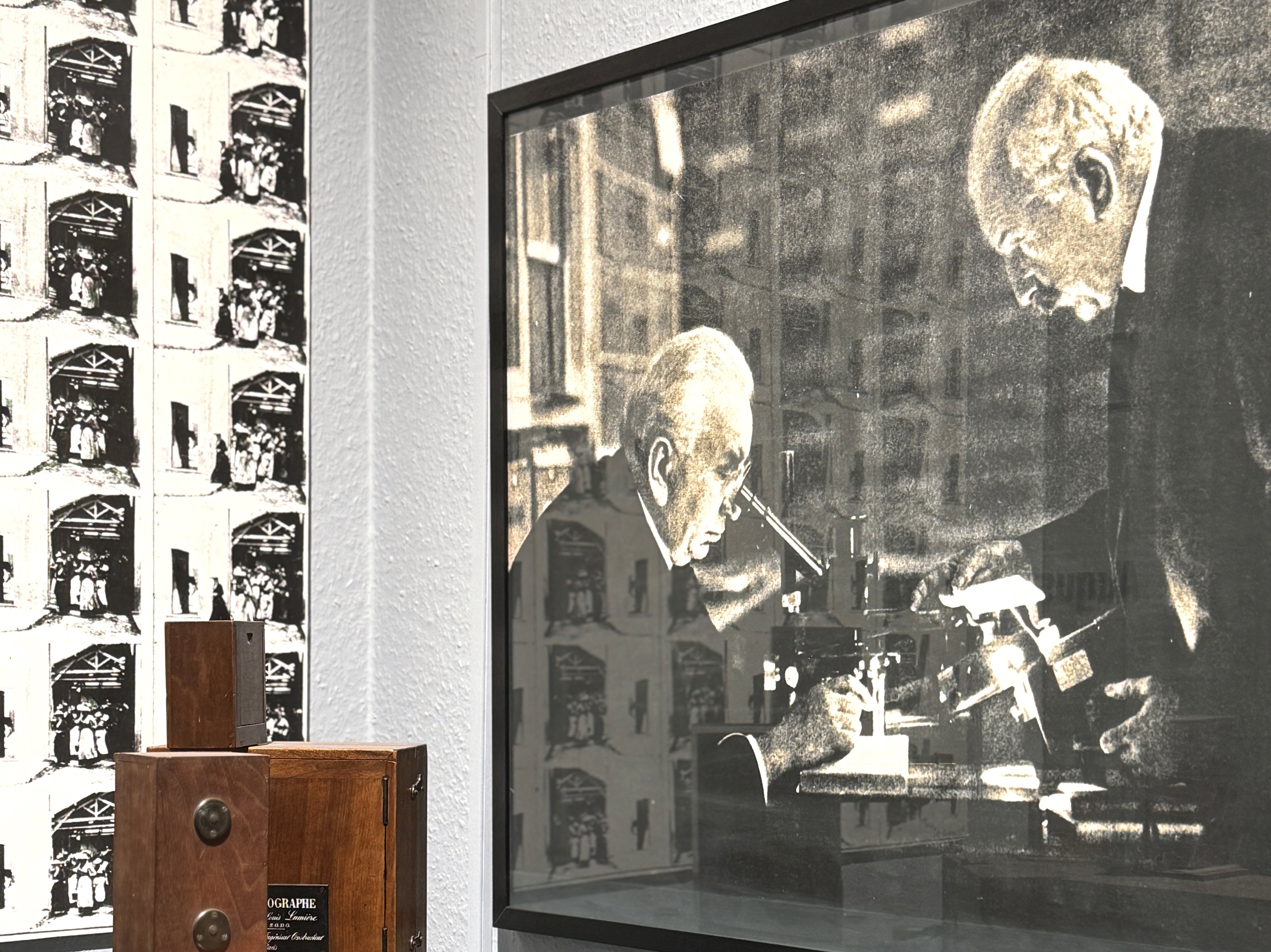 Die Brüder Louis und Auguste Lumière entwickelten den Kinematographen, der sowohl als Filmkamera als auch als Projektor diente und die Grundlage für das Kino legte.