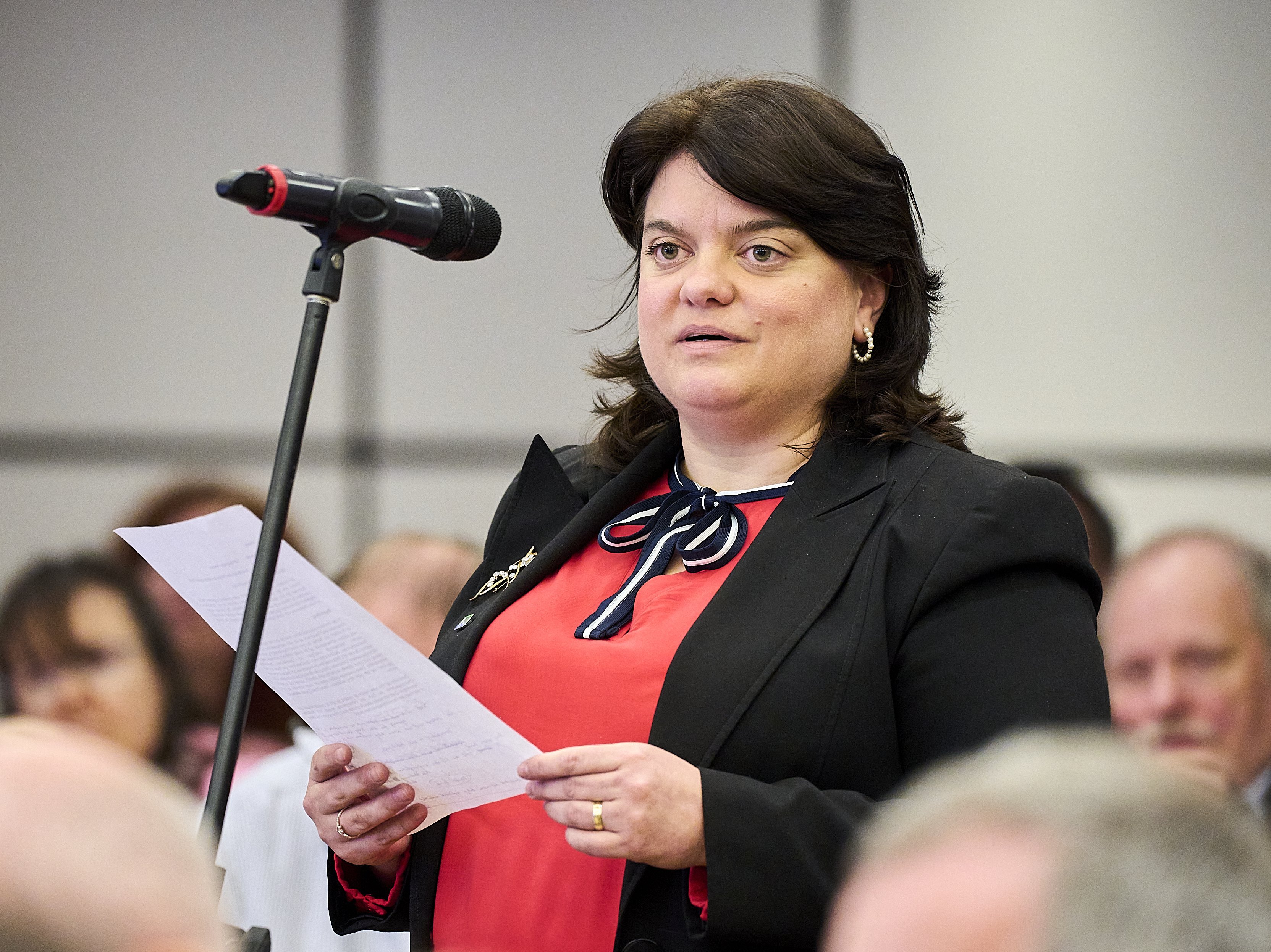 Dr. Kristina Woinaroschy ist Vorsitzende der VAA-Werksgruppe Celanese. Hier meldet sie sich auf der VAA-Delegiertentagung 2025 zu Wort.