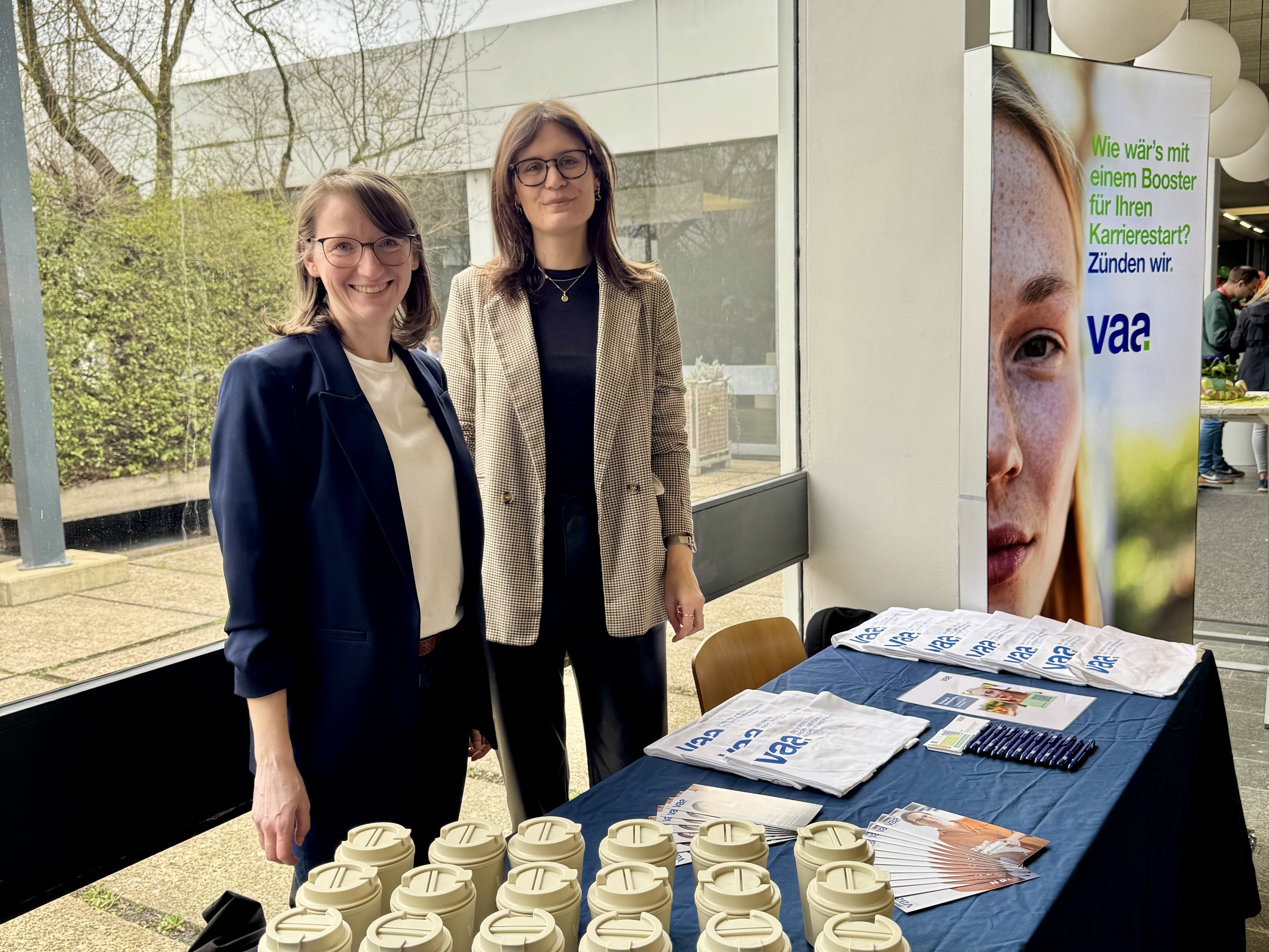 Die VAA-Juristinnen Ida Tolksdorf und Pauline Rust am VAA-Stand beim Frühjahrssymposium