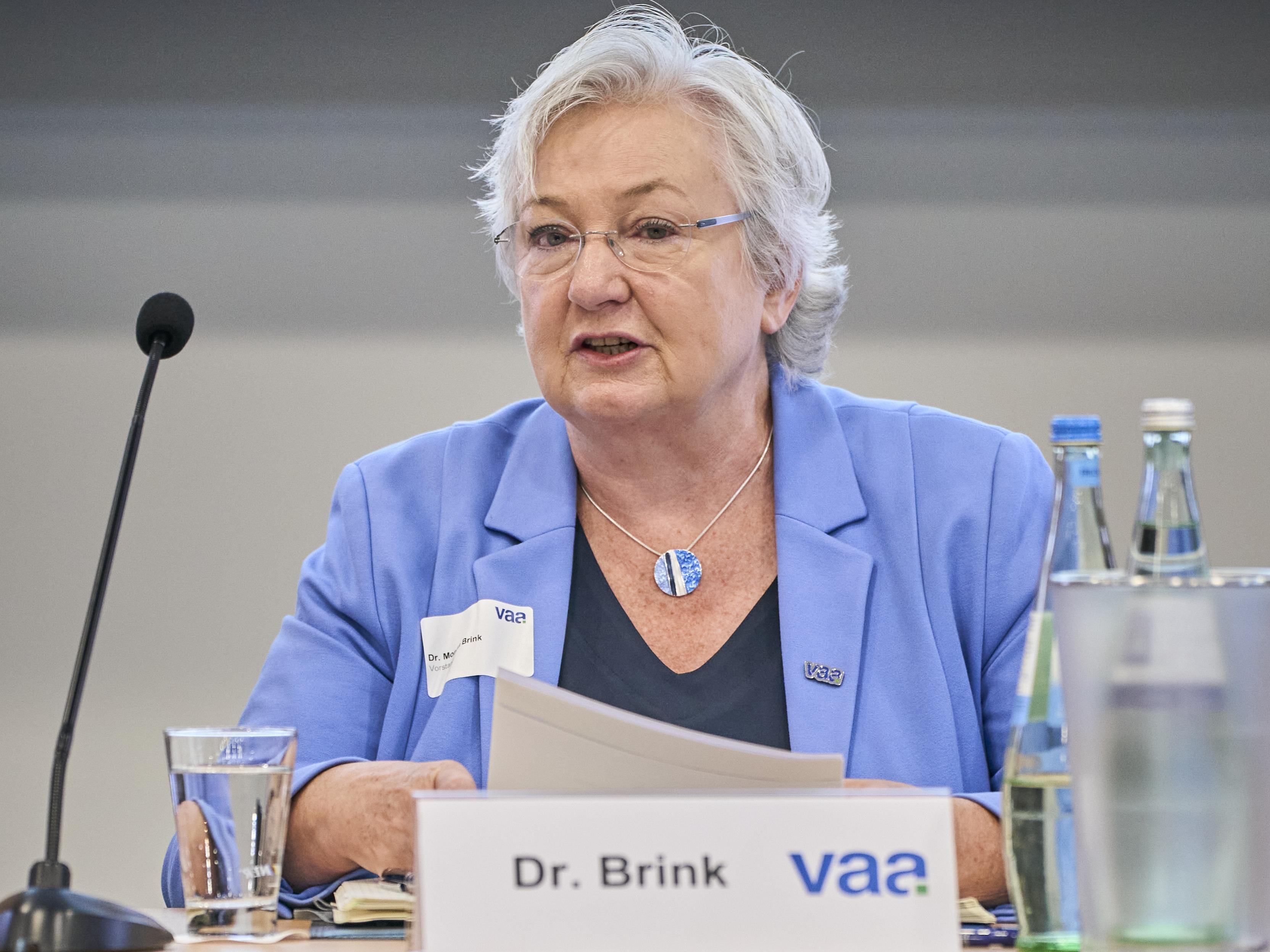 Dr. Monika Brink als Tagungsleiterin auf der VAA-Delegiertentagung 2026 in Köln.