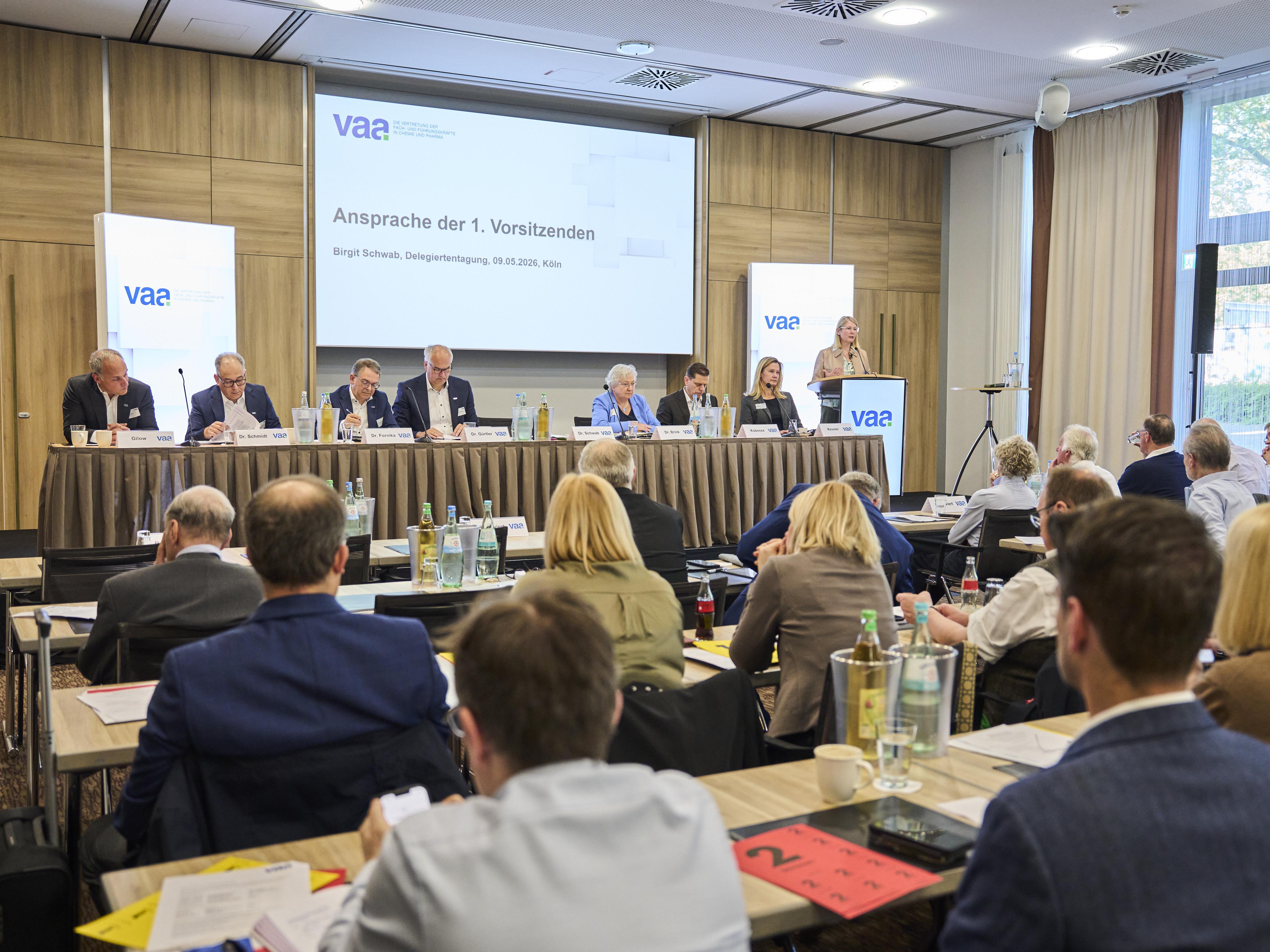 Blick aufs Podium der Delegiertentagung 2026 in Köln während der Rede der 1. Vorsitzenden Dr. Birgit Schwab.