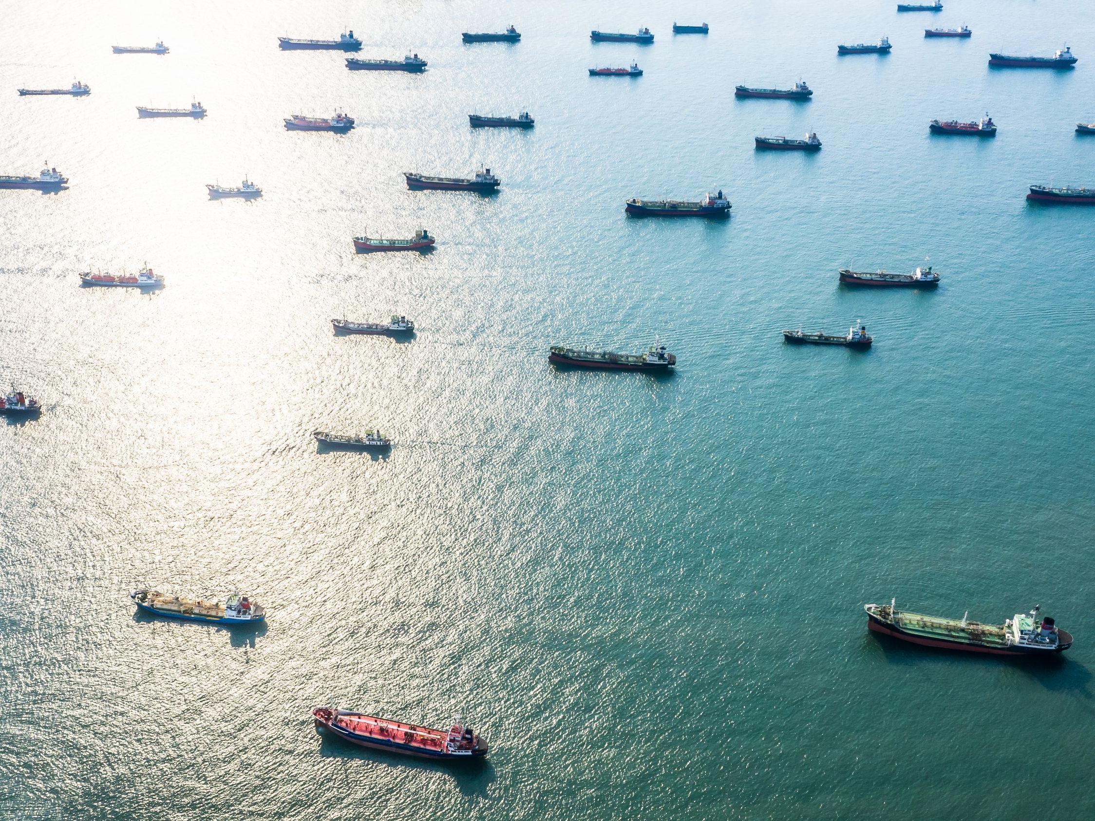 Zahlreiche Containerschiffe stauen sich auf dem Meer.