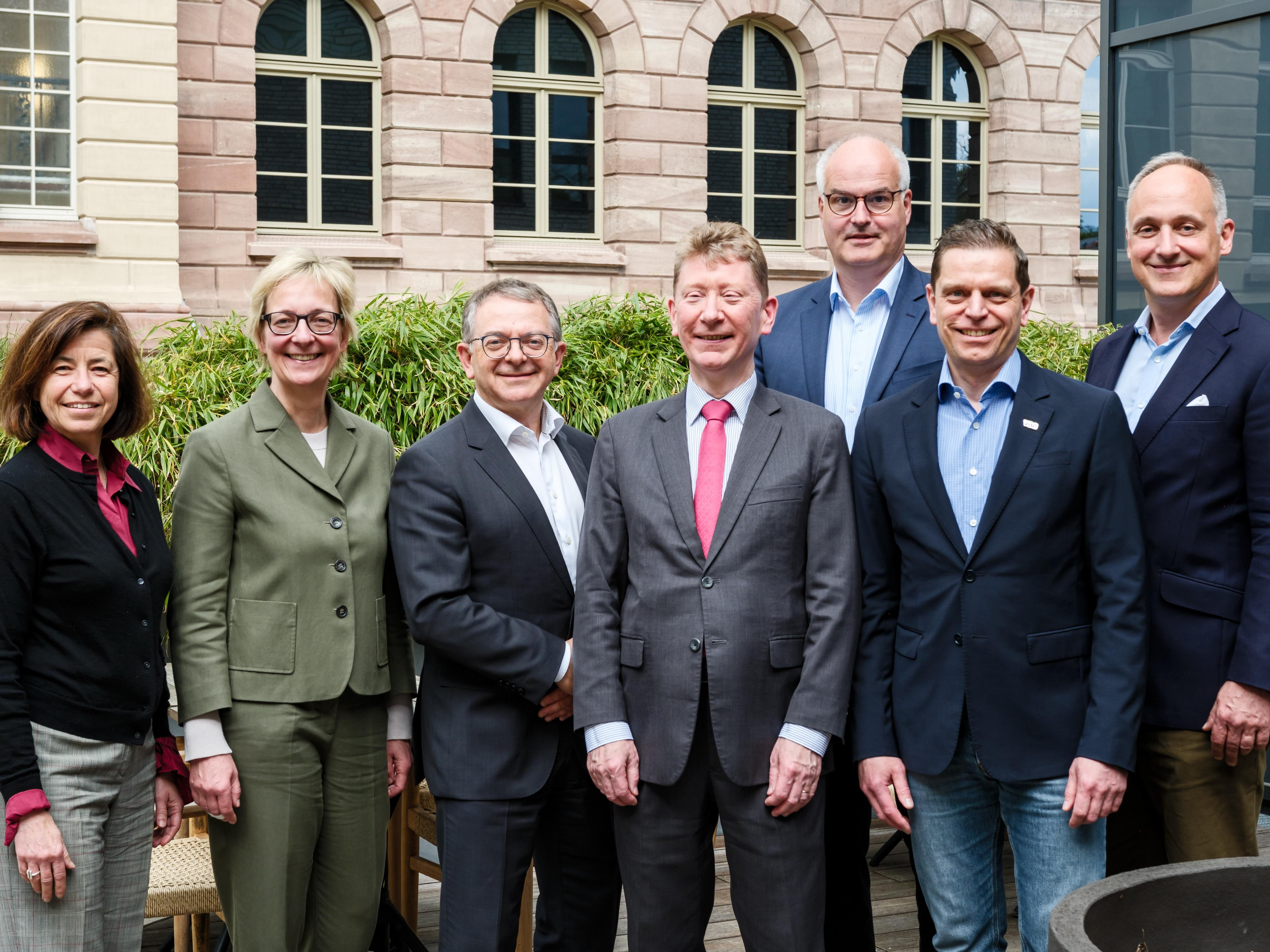 Gruppenbild von links nach rechts: Barbara Wentzel, Christine Regitz, Dr. Roland Fornika, Prof. Rüdiger Krause, Dr. Christoph Gürtler, Martin Kubessa, Stephan Gilow. 