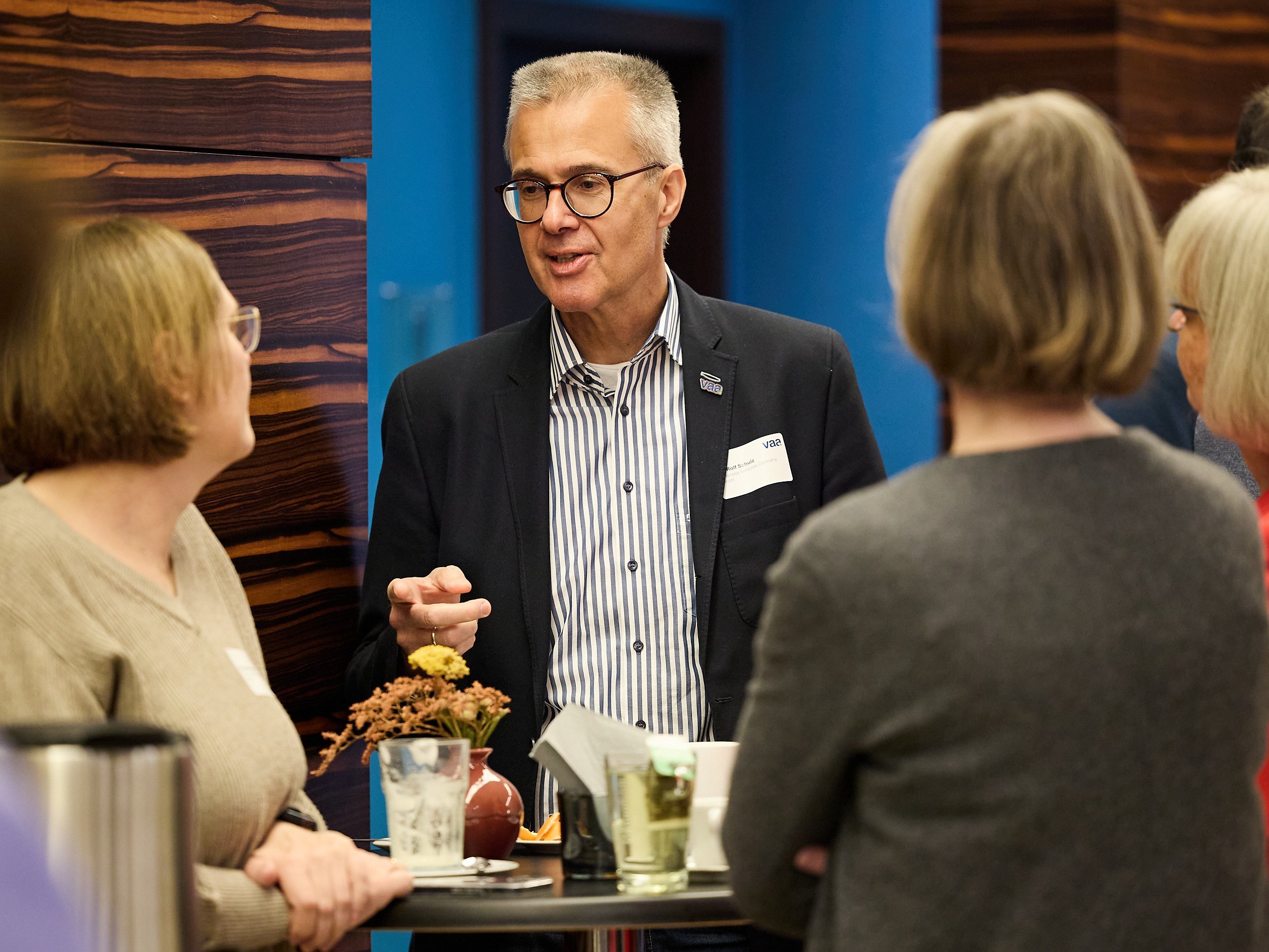 Dr. Rolf Schulz, Vorsitzender der VAA-Kommission Sprecherausschüsse, beim Austausch auf der Sprecherausschusskonferenz des VAA.