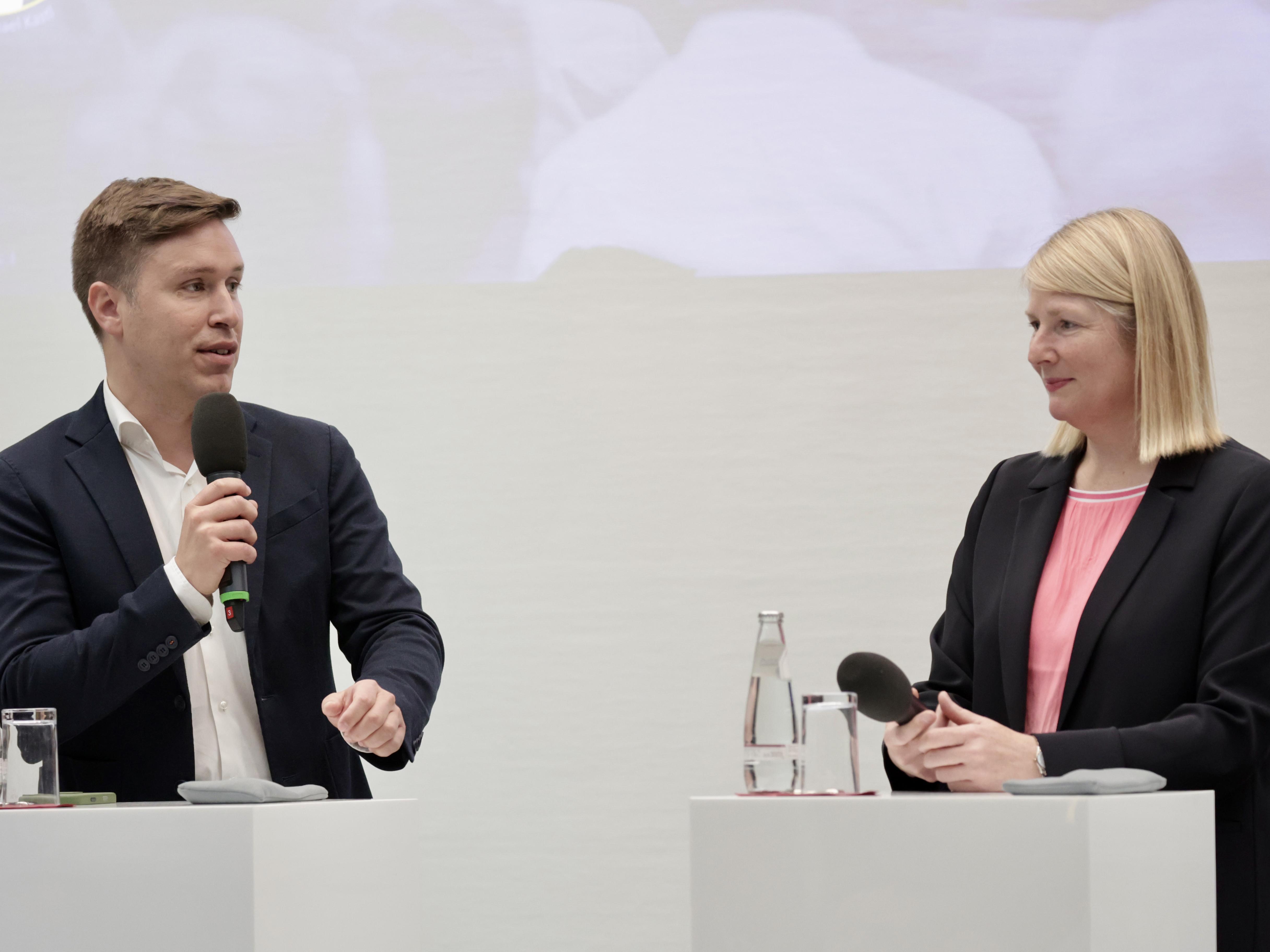 An der Paneldiskussion „Neue Arbeitswelt, neue Führung: Chancen für Deutschlands und Europas Wettbewerbsfähigkeit“ haben unter anderem Esra Limbacher (Stellvertretemder Fraktionsvorsitzender der SPD im Deutschen Bundestag und Co-Sprecher des Seeheimer Kreises) sowie die 1. Vorsitzende des VAA Dr. Birgit Schwab teilgenommen.