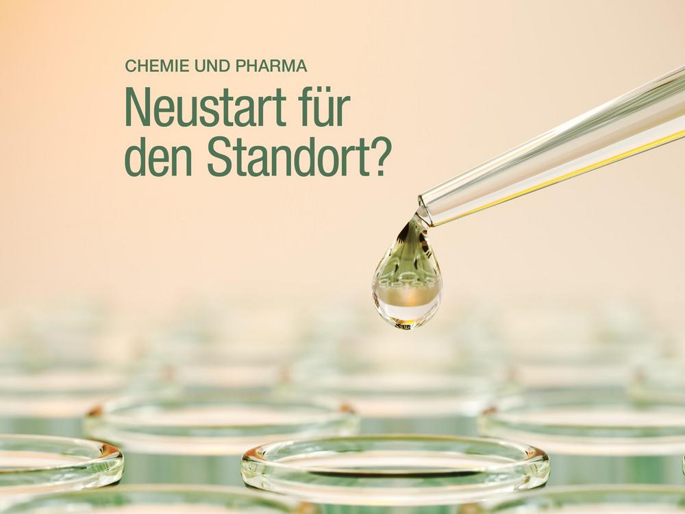 Cover des VAA Magazins Juni 2026: Im oberen Bereich steht der Titel „VAA Magazin – Zeitschrift für Fach- und Führungskräfte“. Darunter sind drei Themenhinweise: „Verband: Delegiertentagung in Köln“, „Einkommen: Auswertung der VAA-Studie“ und „Arbeitsrecht: Versetzung im Fokus“. Das zentrale Motiv zeigt eine Laborszene: Eine Glaspipette lässt einen Tropfen einer hellgrünen Flüssigkeit in eines von mehreren nebeneinander angeordneten Glasgefäßen fallen. Die Gefäße sind mit grüner Flüssigkeit gefüllt und im Vordergrund unscharf in Reihen angeordnet. Der Hintergrund ist weich gezeichnet in warmen Beige- und Grüntönen. Im Bildzentrum steht die Titelzeile: „Chemie und Pharma – Neustart für den Standort?“