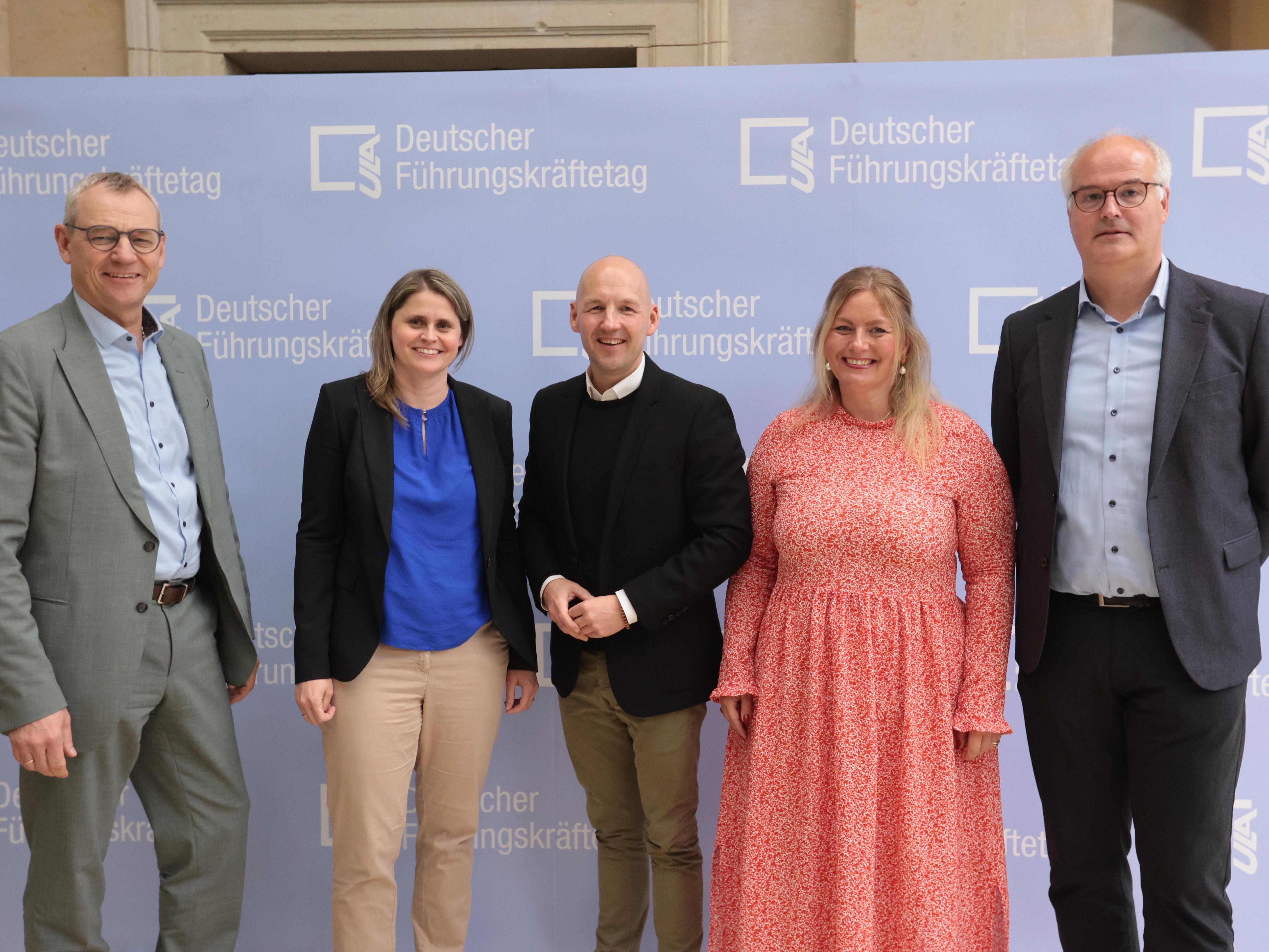 Von links nach rechts: Oliver Hartmann (Mitglied des Sprecherausschusses der Siemens AG), Denise Helwerth (CURIA-Vorständin), Marc Biadacz (Sprecher der CDU/CSU-Bundestagsfraktion für Arbeit und Soziales), Franziska Röhr (Director of Future Regulatory Demands der Gateway Factory) und ULA-Vizepräsident Dr. Christoph Gürtler.