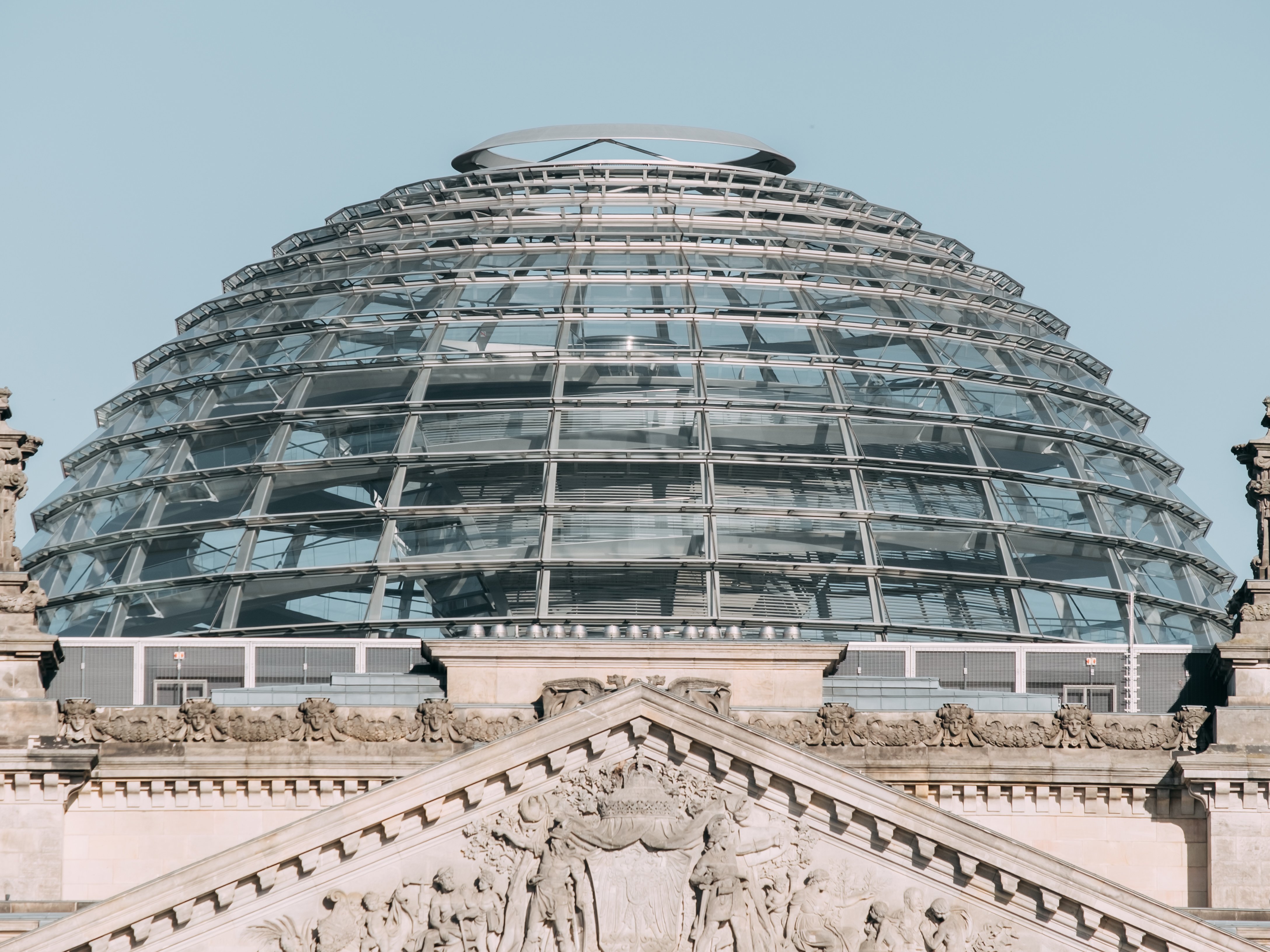 Foto von der Reichstagskuppel in Berlin bei blauem Himmel