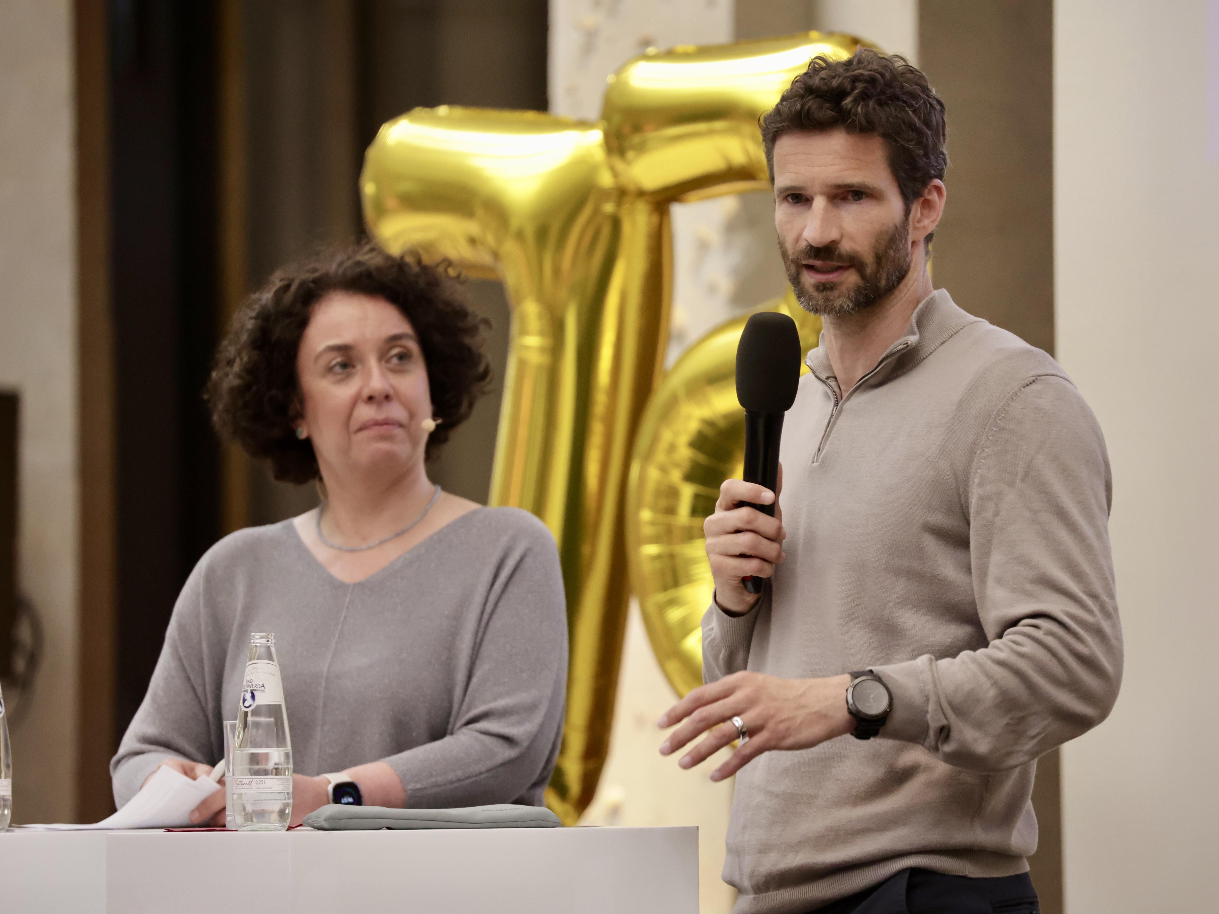 Arne Friedrich (Stiftungsgründer, Podcasthost und ehemaliger Fußballnationalspieler) und Moderatorin Dr. Julia Kropf sprechen zum Thema „Gewinnen ist Teamsache“.