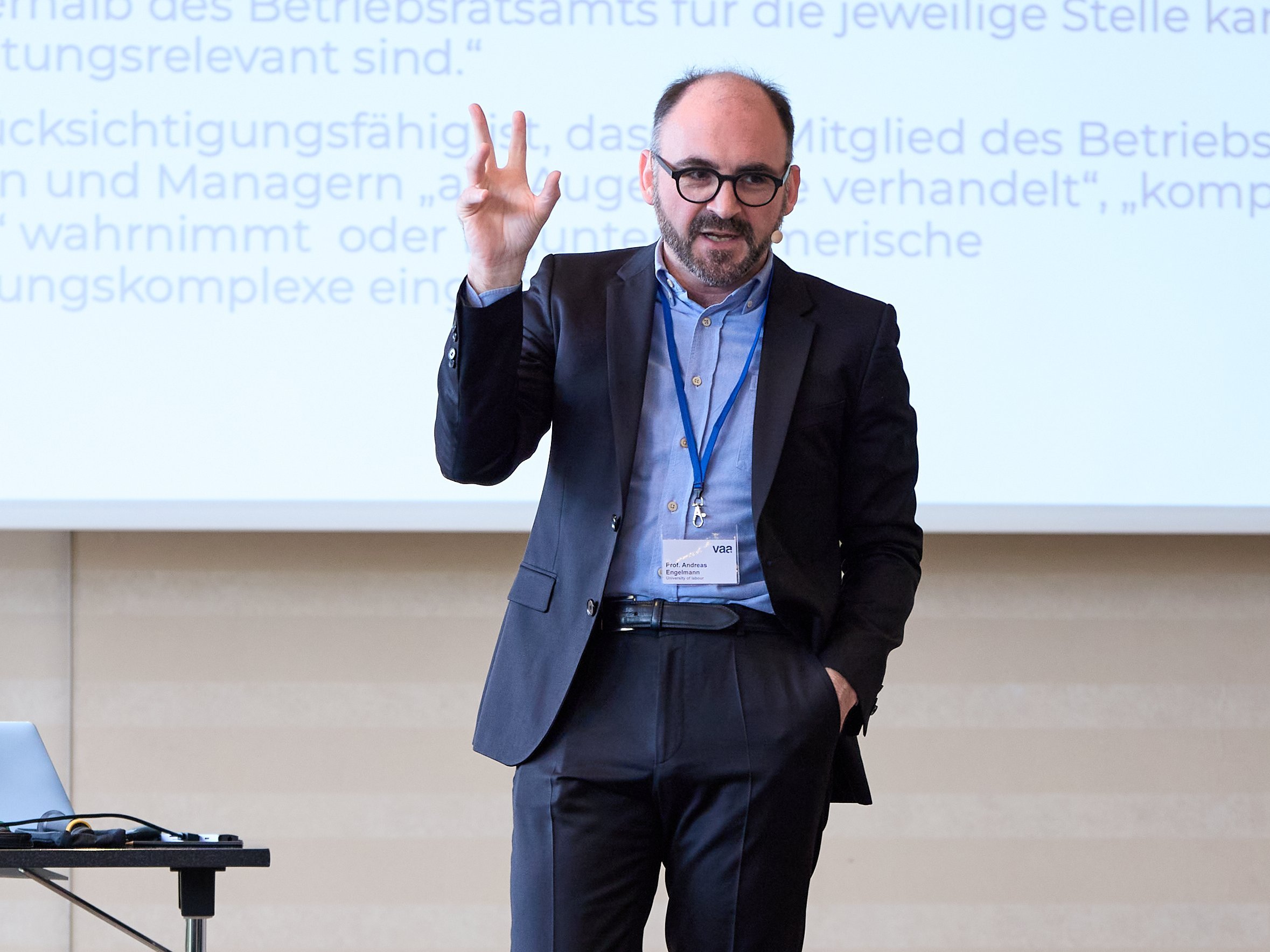 Prof. Andreas Engelmann während seiner Präsentation auf der Betriebsrätekonferenz des VAA.