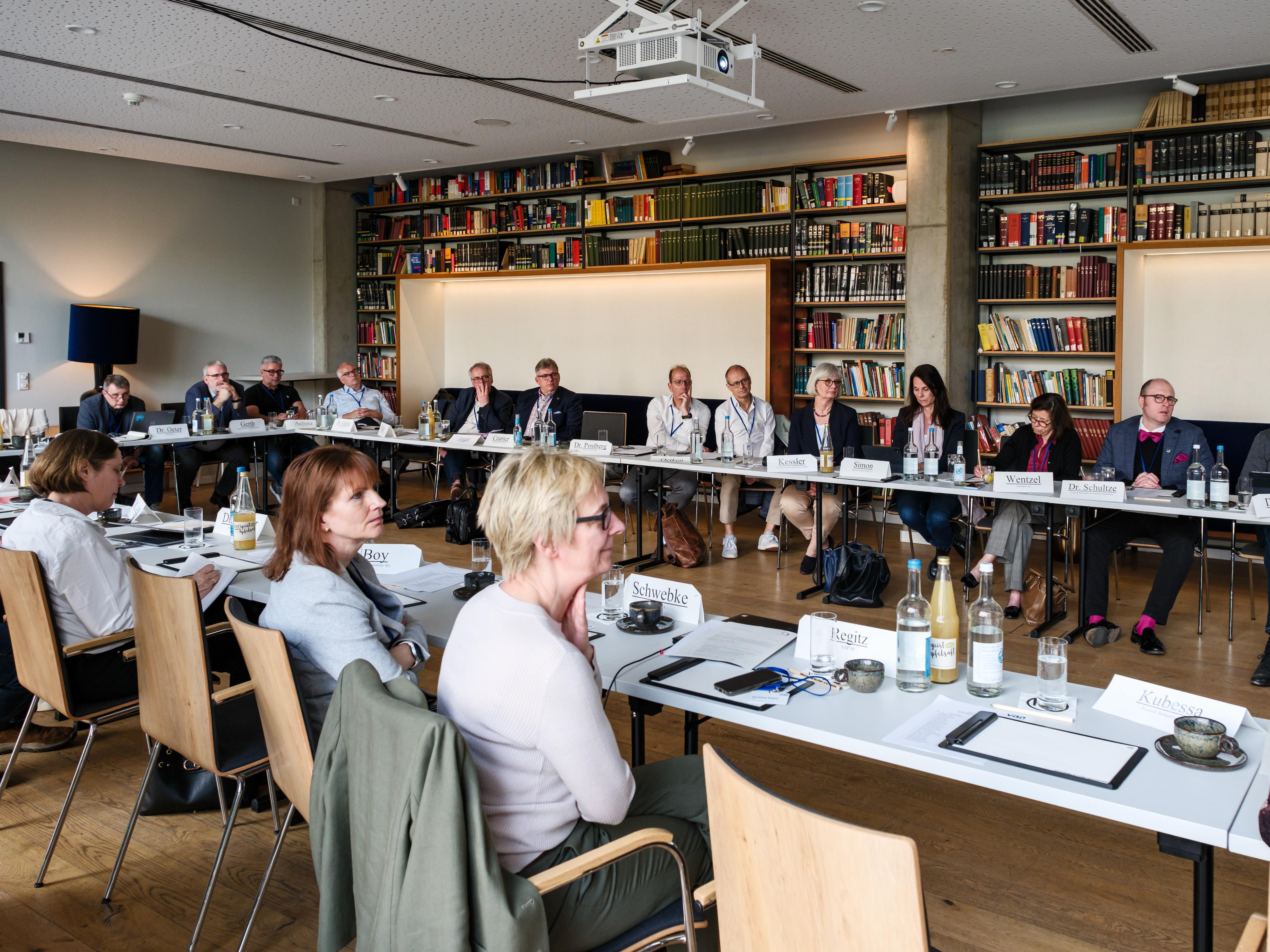 Die Teilnehmenden der Aufsichtsrätetagung beim Vortrag.