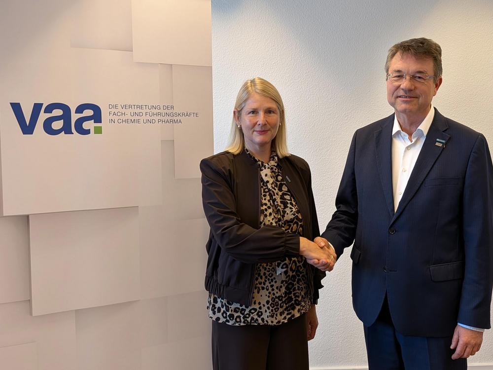 Verhandlungsführerin für den VAA war die 1. VAA-Vorsitzende Dr. Birgit Schwab, für den BAVC war Matthias Bürk Verhandlungsführer bei den Tarifverhandlungen zwischen VAA und BAVC am 7. Oktober 2026 in Köln..