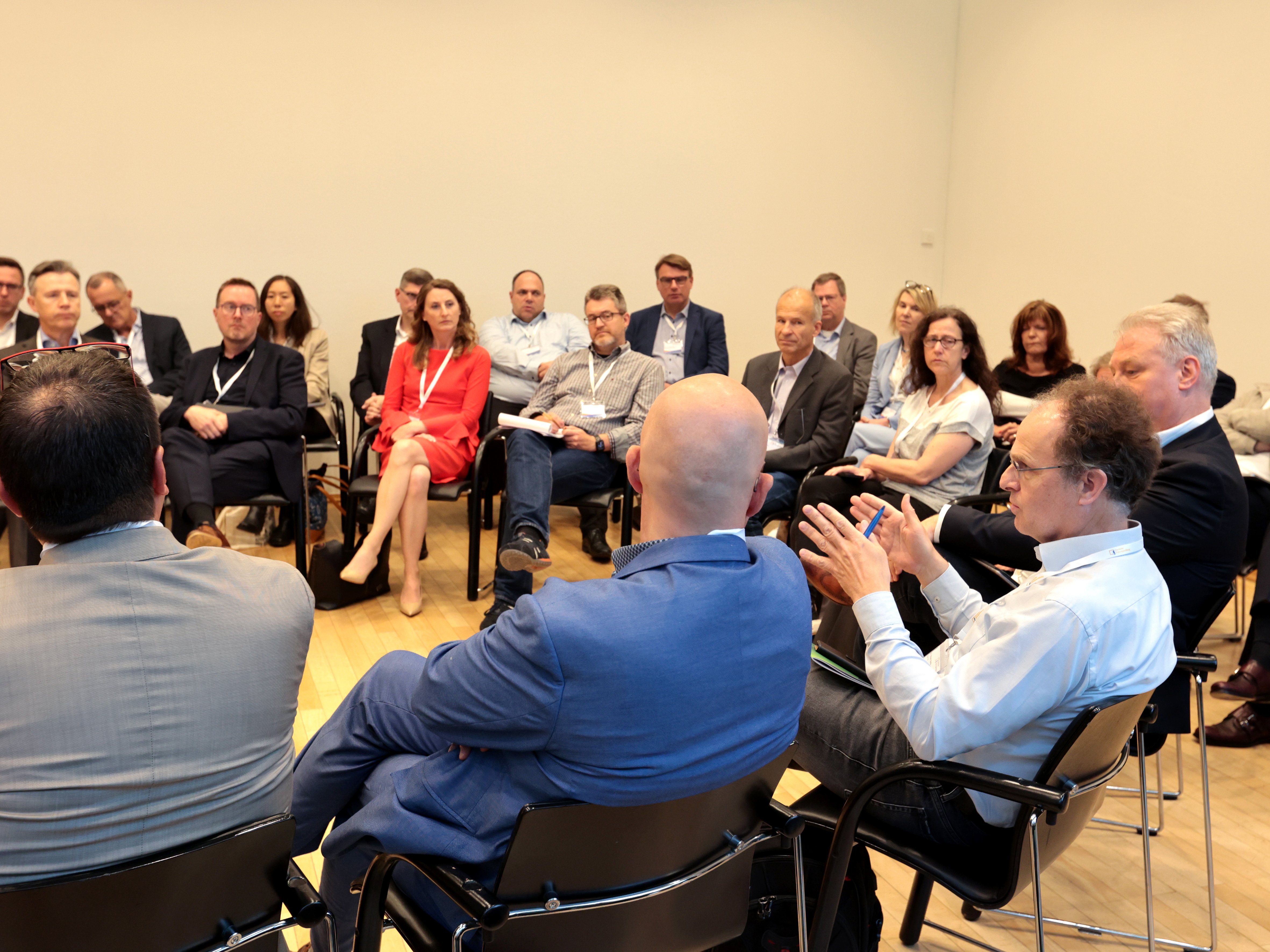 Eine kleinere Gruppe von Leuten sitzt im Kreis und diskutiert.