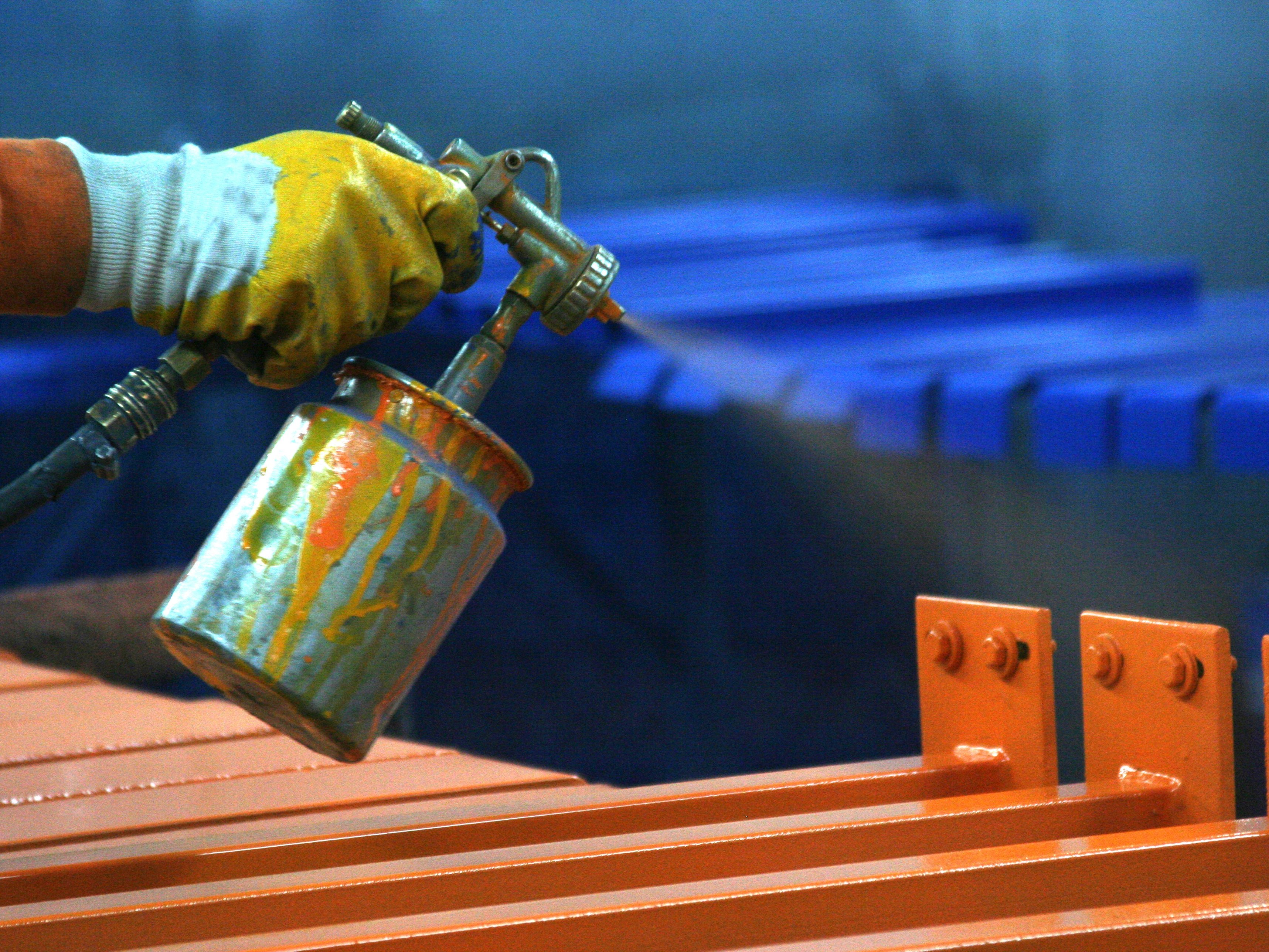 Lack wird aus dem Sprühgerät auf eine Anwendung aufgetragen.