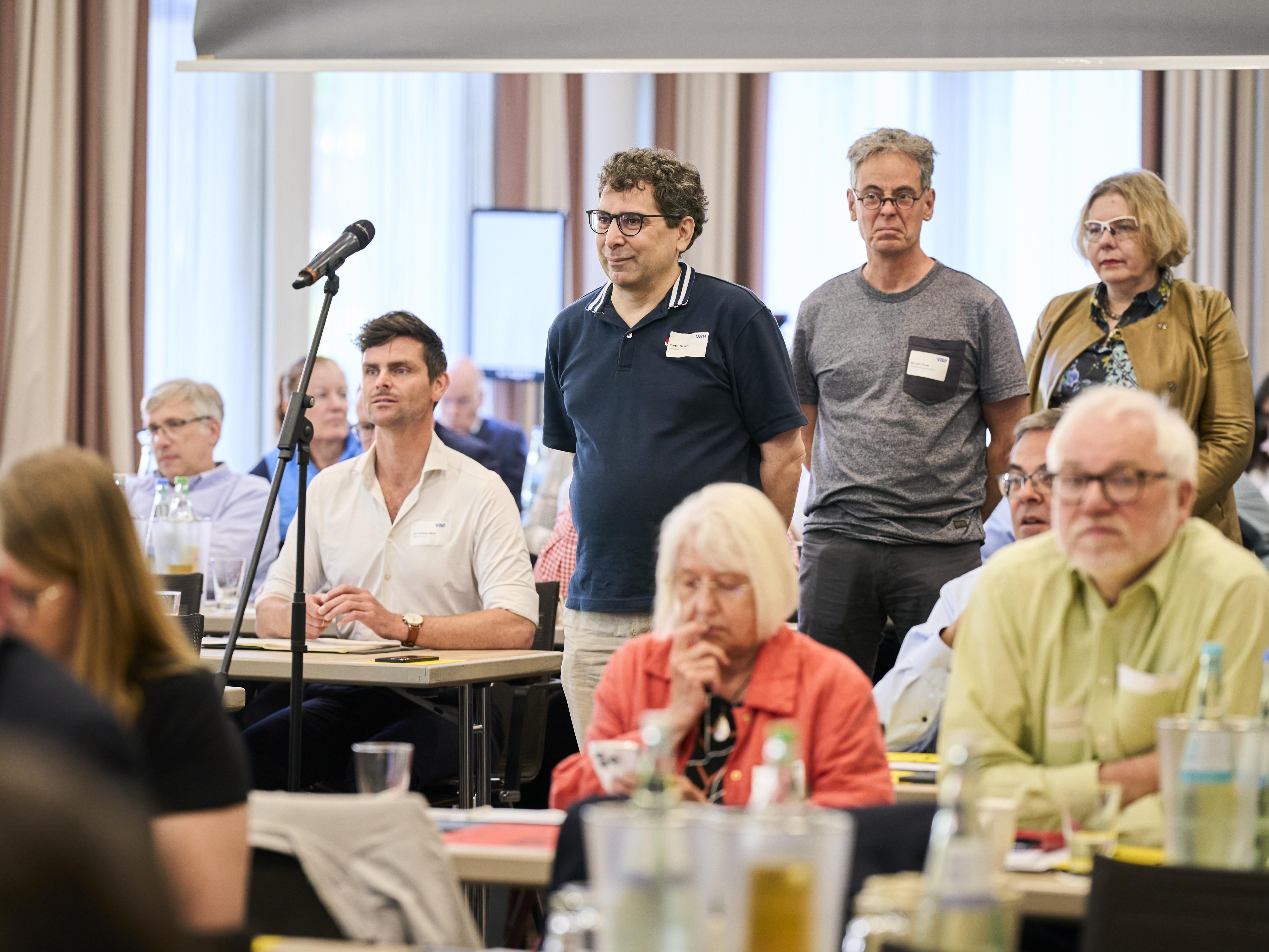 Auch in diesem Jahr haben zahlreiche der rund 160 VAA‑Delegierten auf der Tagung diskutiert, unter anderem über Anträge sowie über die ersten Ergebnisse der Einkommensumfrage.