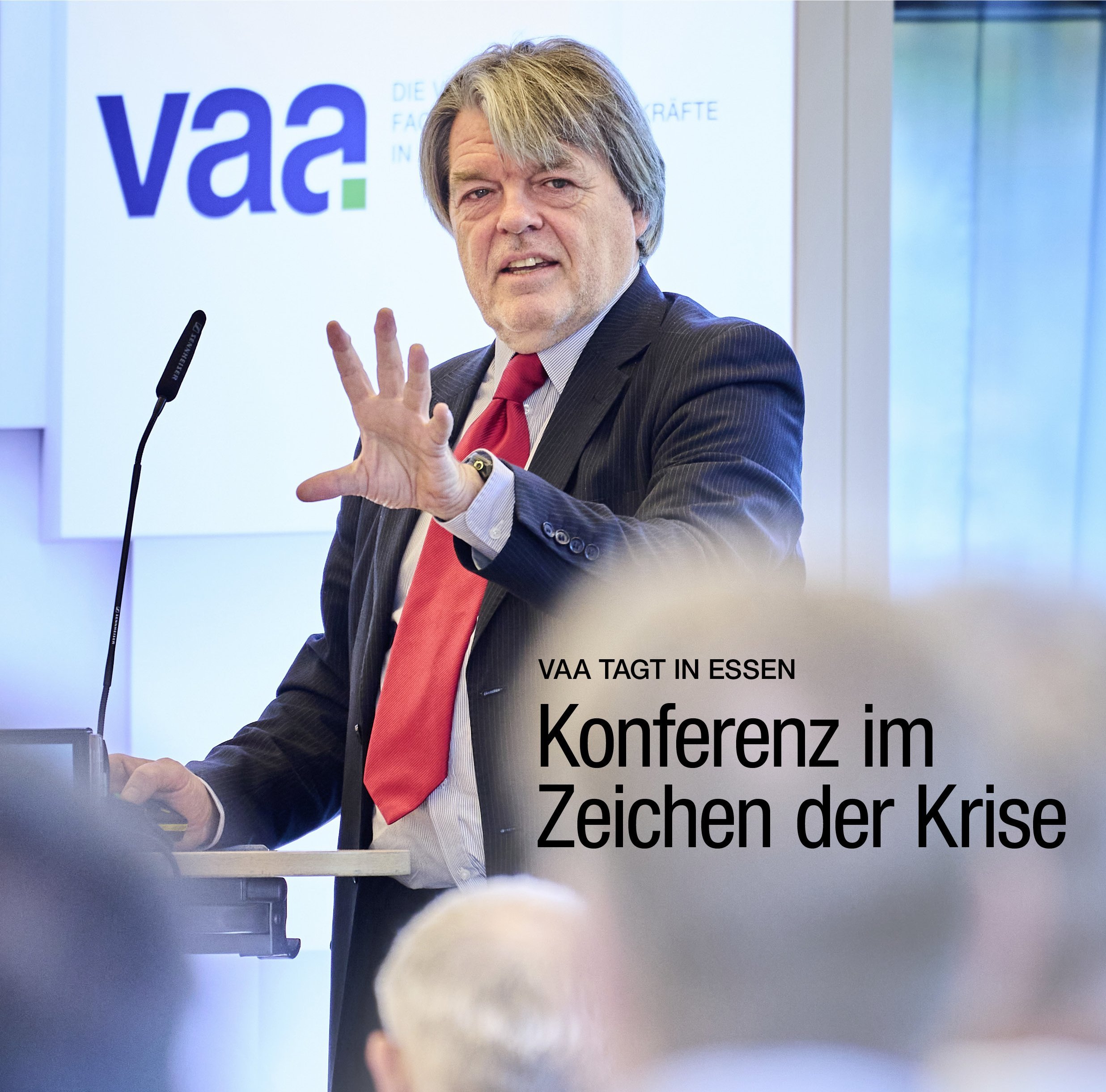 Cover des VAA Magazins, Ausgabe Dezember 2025: Das Coverfoto zeigt Denis Hicks bei der VAA-Jahreskonferenz. Mitte rechts die Headline: „Konferenz im Zeichen der Krise“.