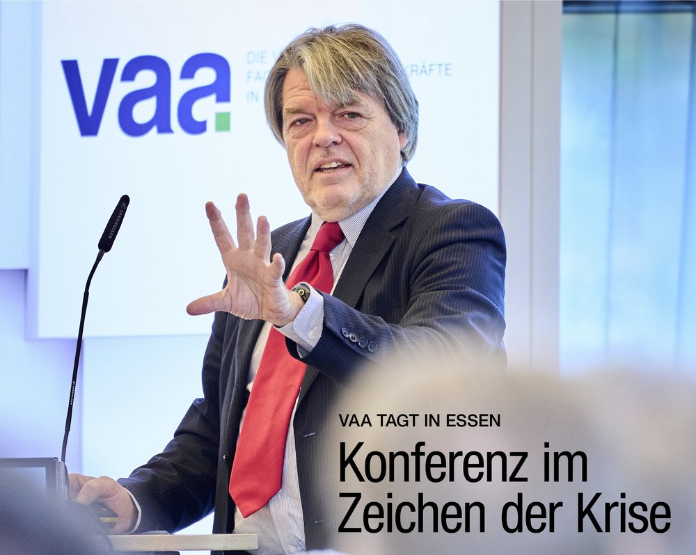 Cover des VAA Magazins, Ausgabe Dezember 2025: Das Coverfoto zeigt Denis Hicks bei der VAA-Jahreskonferenz. Mitte rechts die Headline: „Konferenz im Zeichen der Krise“.