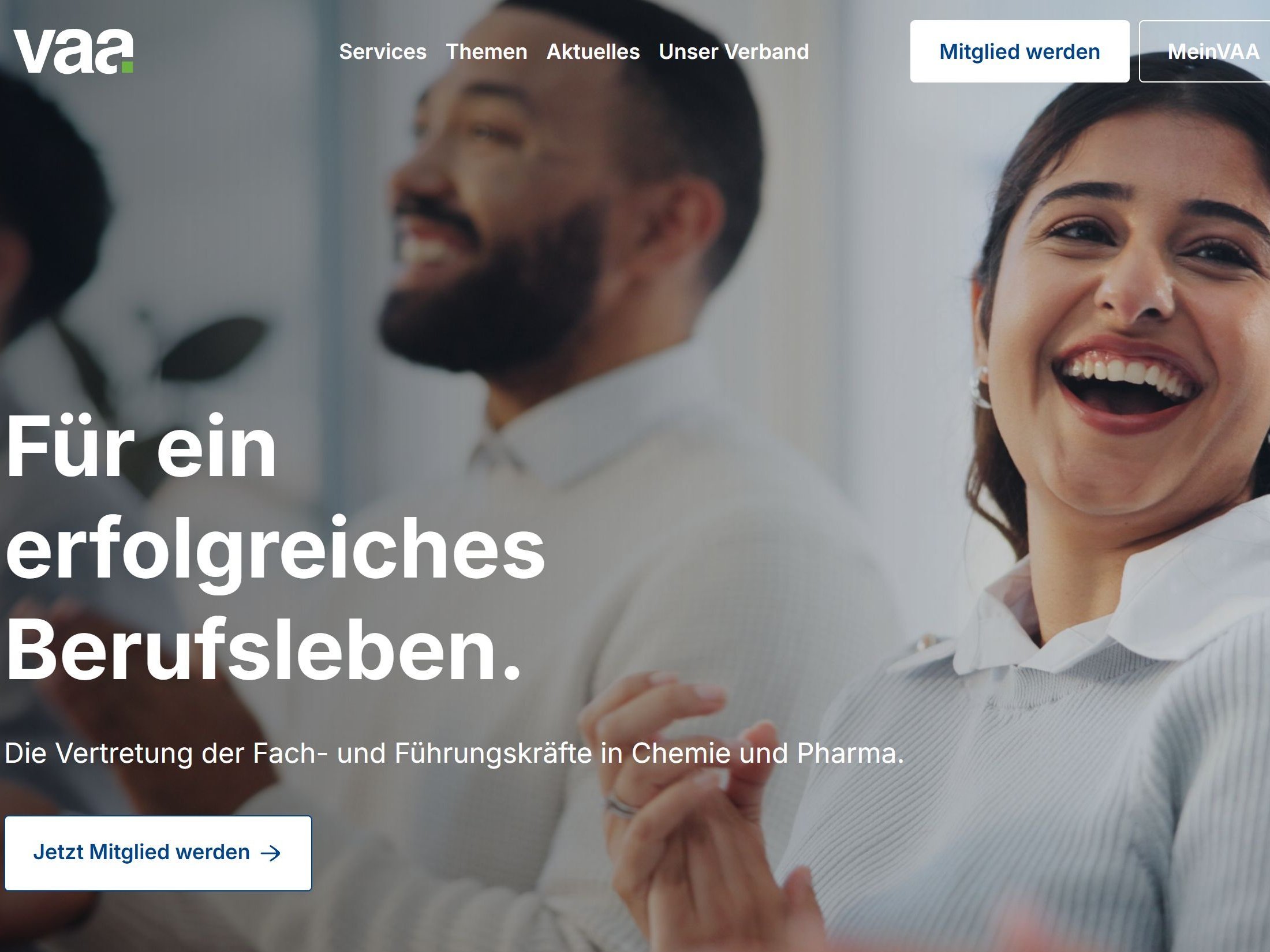 Screenshot der Website: Bild von einer lachenden jungen Frau. Mit dem Schriftzug: Für ein erfolgreiches Berufsleben. Die Vertretung der Fach- und Führungskräfte in Chemie und Pharma. Der Button "Jetzt Mitglied werden ->"