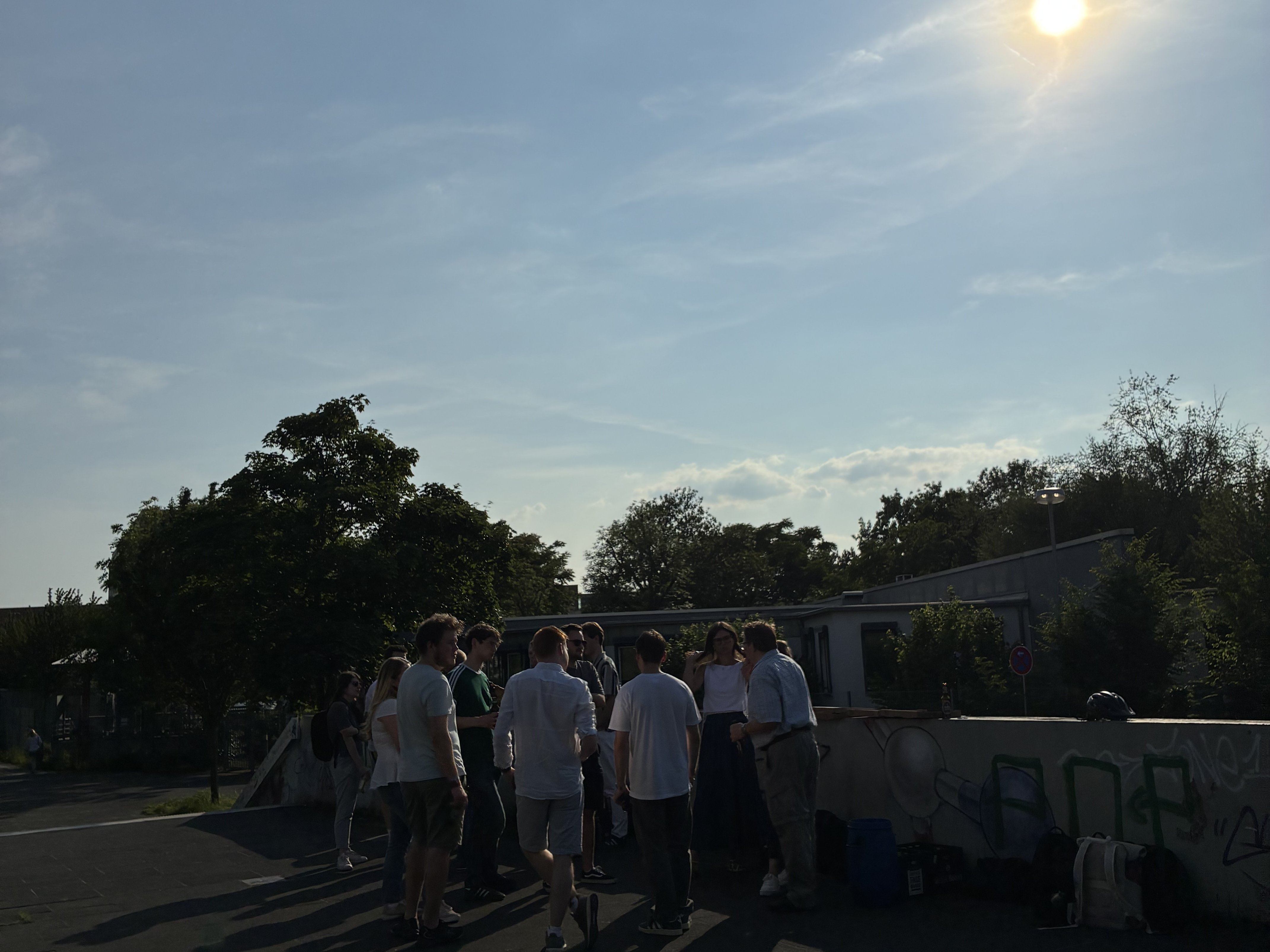 Hochschulveranstaltung des VAA und der GDCh im Juni 2025 an der Universität zu Köln. Im Bild: Networking bei Sonne und Pizza.