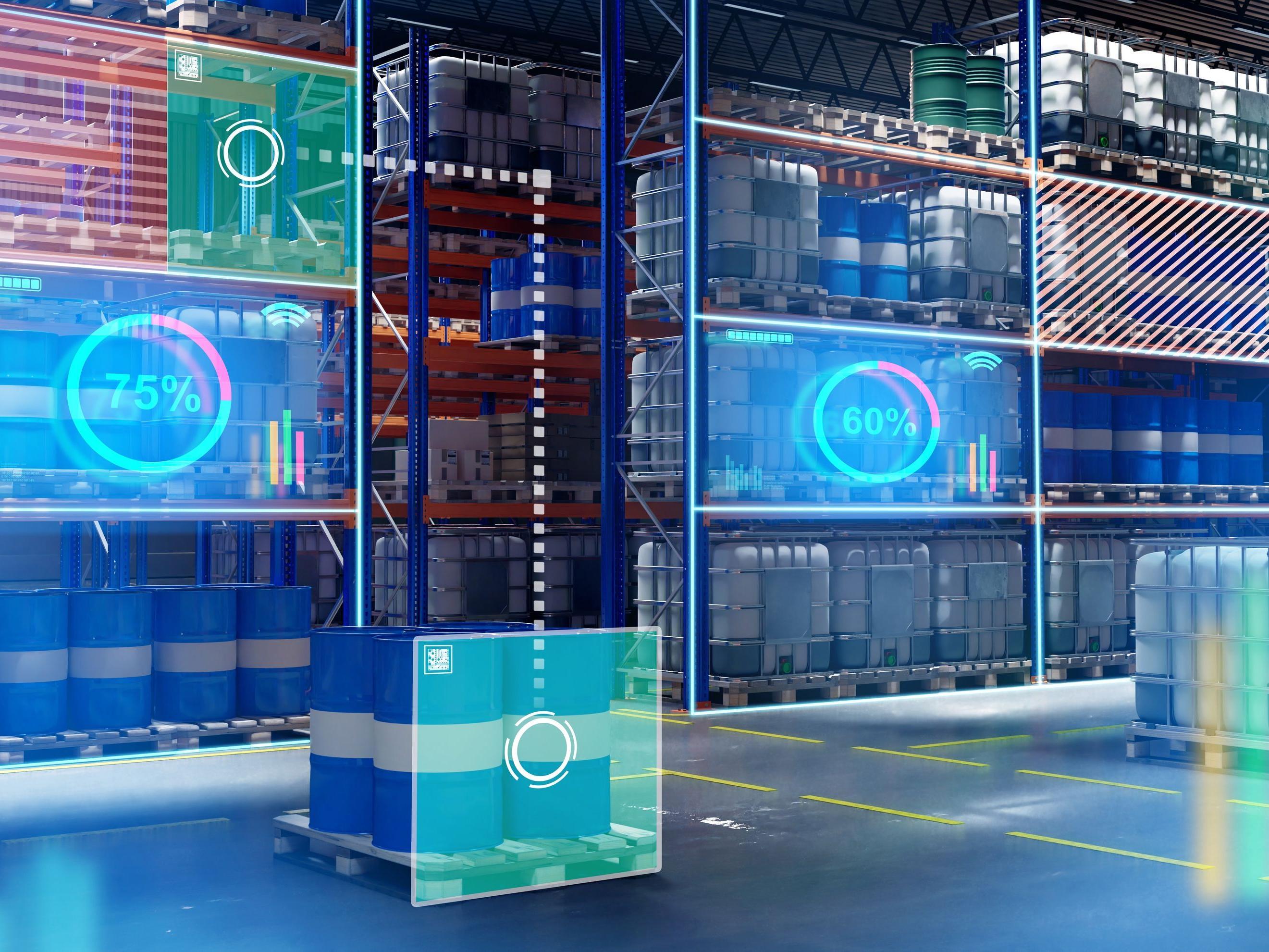 Digital vernetztes Lager mit Industriebehältern und eingeblendeten Bestands- und Sensordaten.