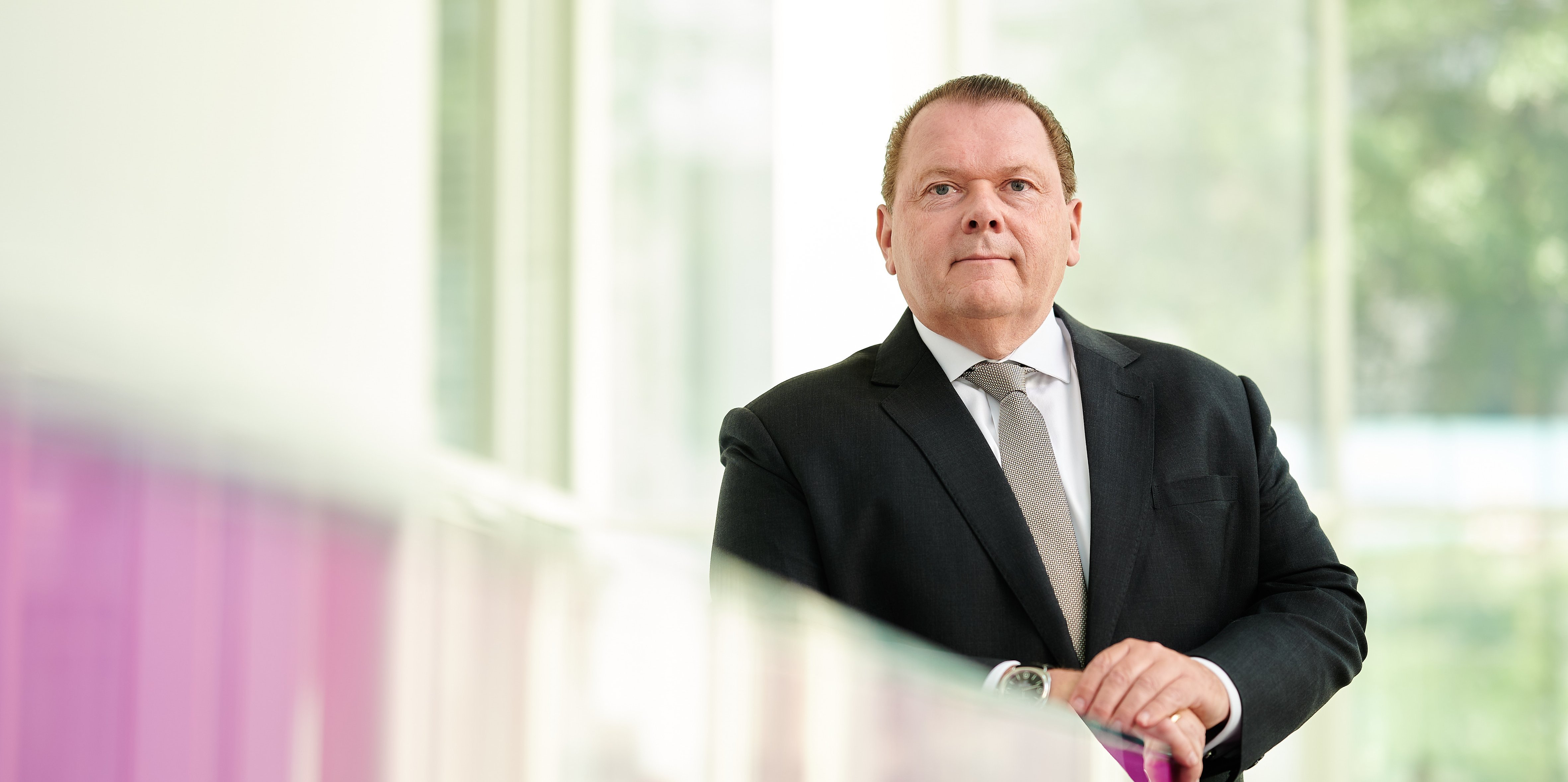 Randolf Bursian ist Leiter des Programms Evonik Tailor Made (ETM) sowie Vorstandsmitglied des Bundesarbeitgeberverbands Chemie (BAVC) und des Instituts der Deutschen Wirtschaft (IW).