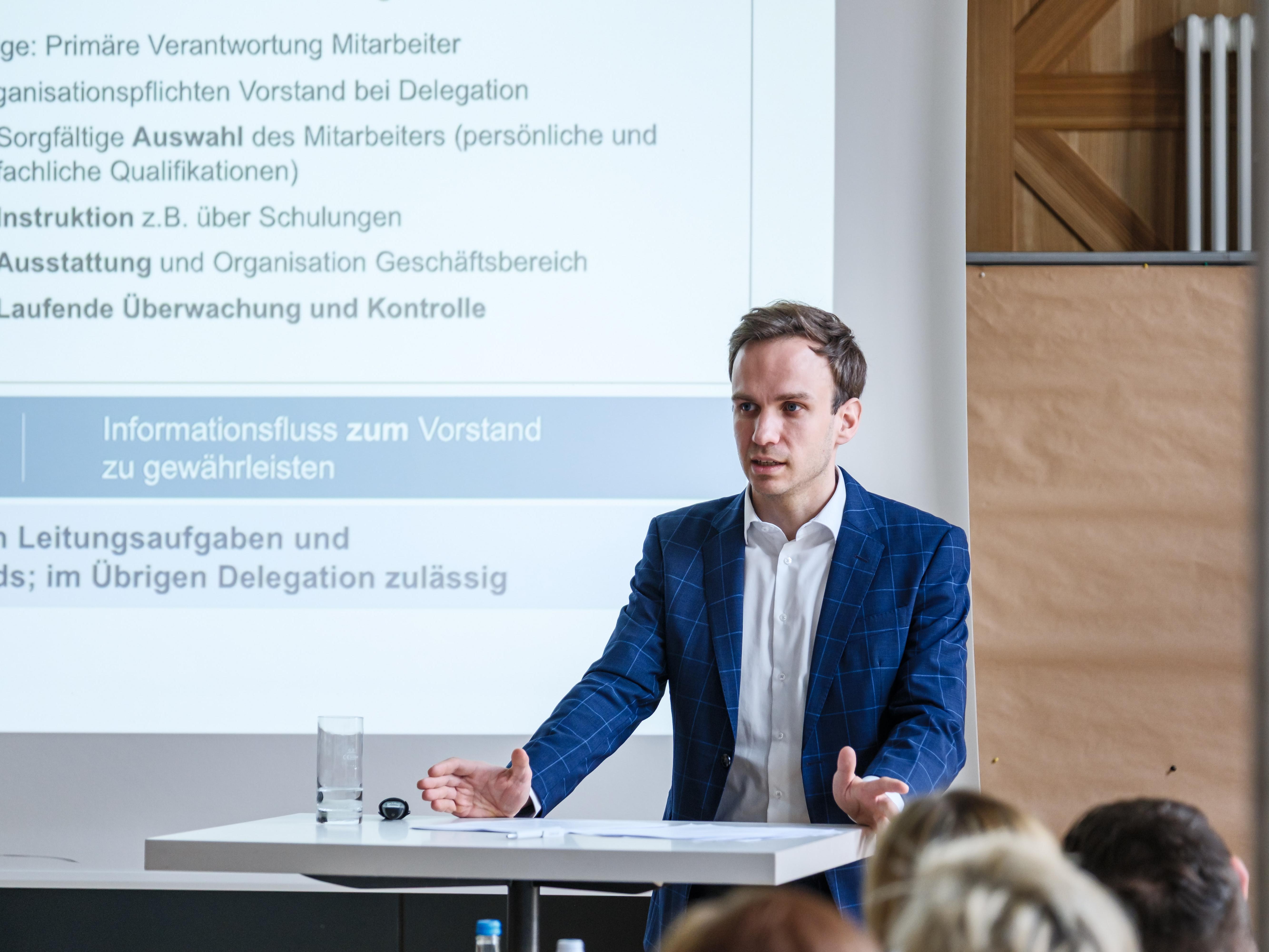 Christoph Ehrke bei seinem Vortrag „Compliance als Aufsichtsratsaufgabe: Strukturen, Berichte und Kontrollmechanismen“.