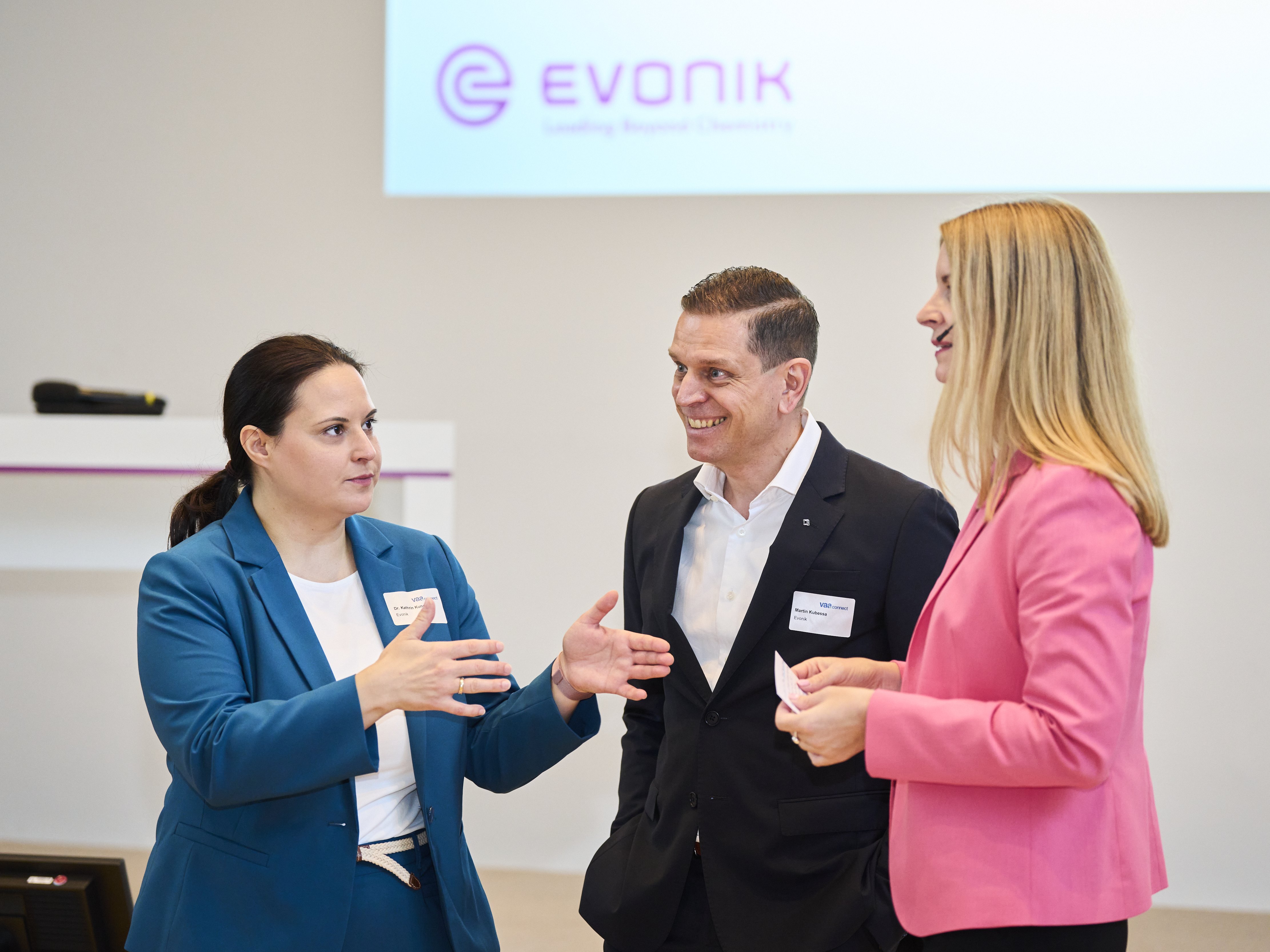 Dr. Kathrin Kunowa, VAA-Vorstandsmitglied Martin Kubessa und Dr. Melanie Sajitz von Evonik im Gespräch.