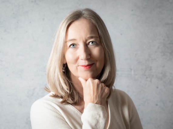 Portrait von Petra Born, die direkt in die Kamera schaut.