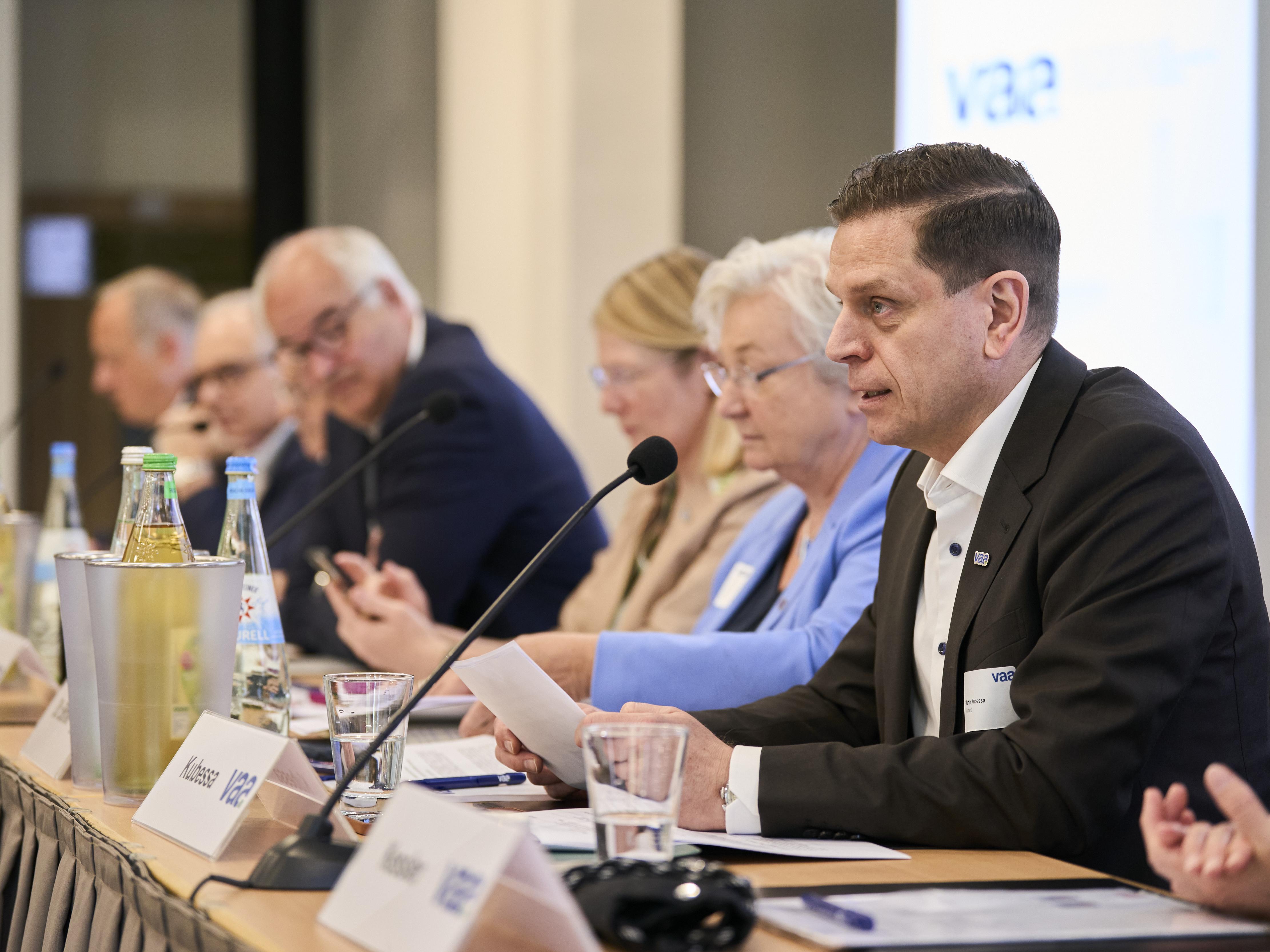VAA-Vorstandsmitglied Martin Kubessa hat die Delegierten über die bisherigen Betriebsratswahlergebnisse unterrichtet, die in diesem Jahr in vielen Fällen besonders positiv für den VAA ausgefallen sind.