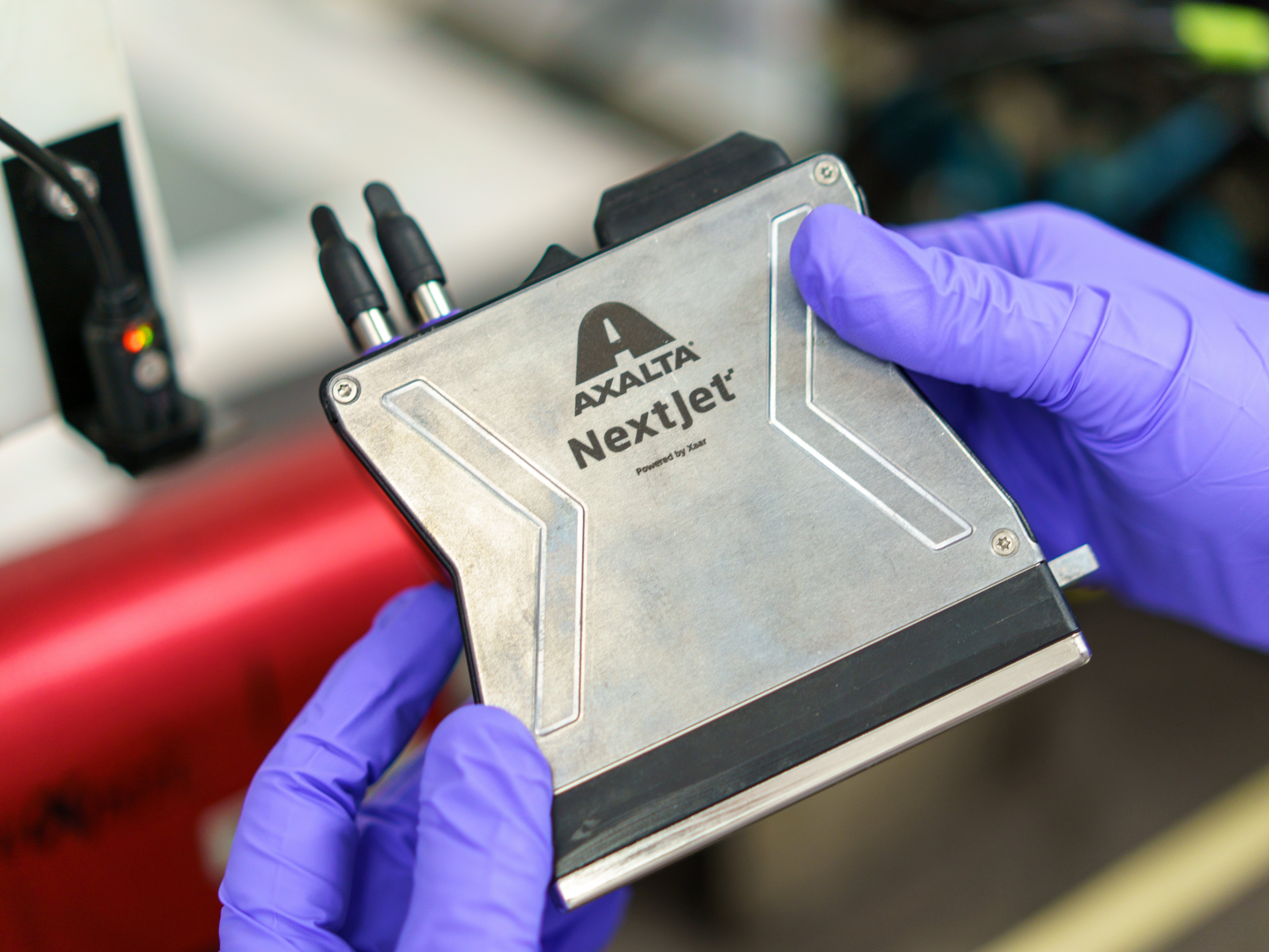 Axalta ermöglicht präzises, maskenfreies digitales Lackieren – das reduziert Abfall, Nacharbeit und CO2-Emissionen und eröffnet gleichzeitig neue Gestaltungsmöglichkeiten wie Zweifarblackierungen und individuelle Muster.