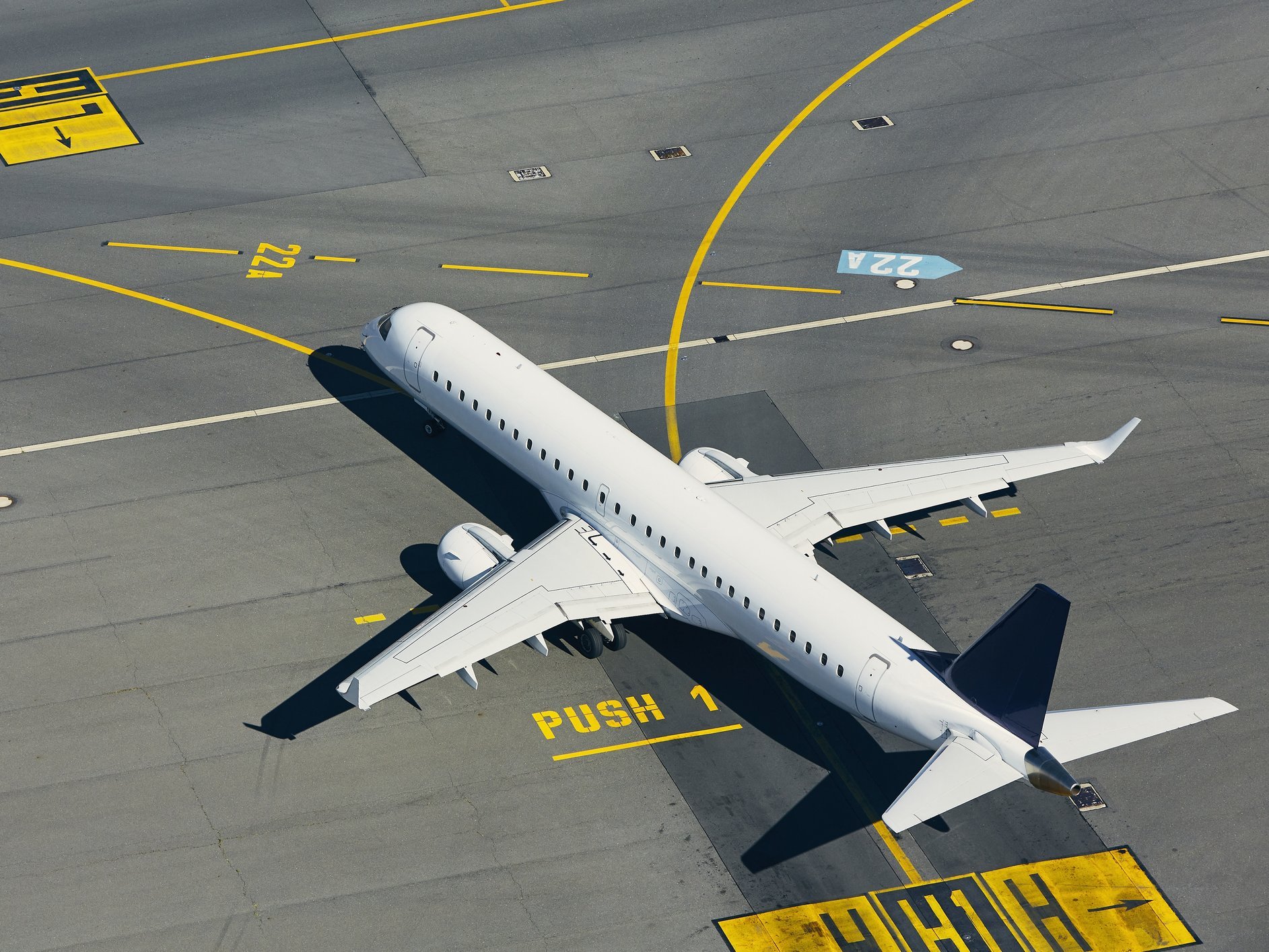 Passagierflugzeug am Flughafen