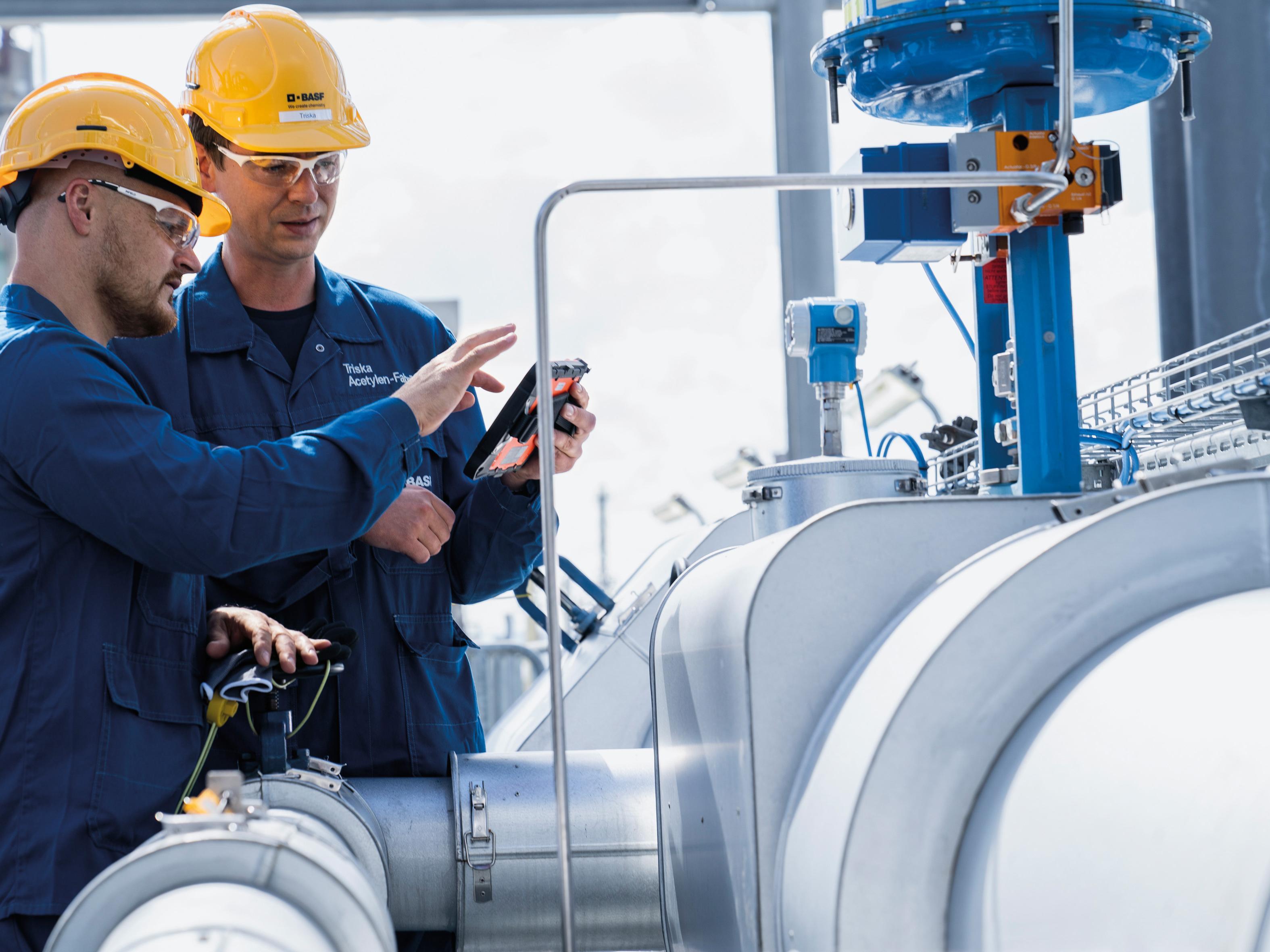 Als weltweit größter Chemiekonzern produziert die BASF SE, mit Hauptsitz in Ludwigshafen am Rhein, ein breites Spektrum an Chemikalien, Kunststoffen, Veredelungsprodukten, Pflanzenschutzmitteln und Feinchemikalien.