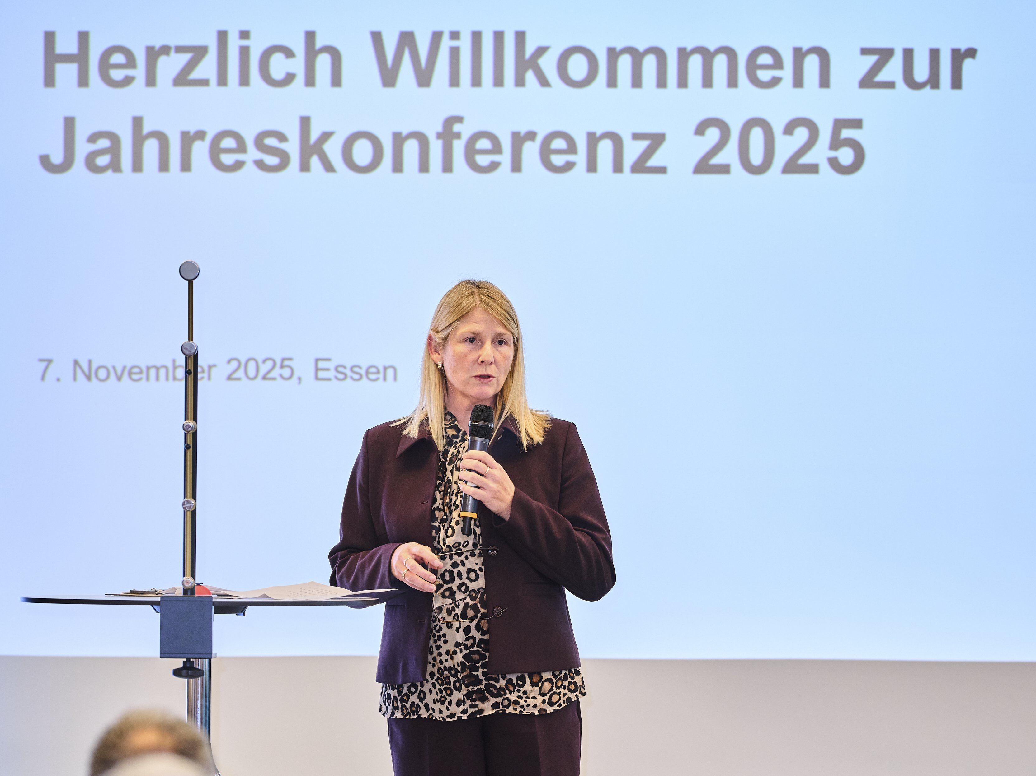 Die 1. Vorsitzende des VAA Dr. Birgit Schwab auf der Jahreskonferenz am 7. und 8. November 2025 in Essen.