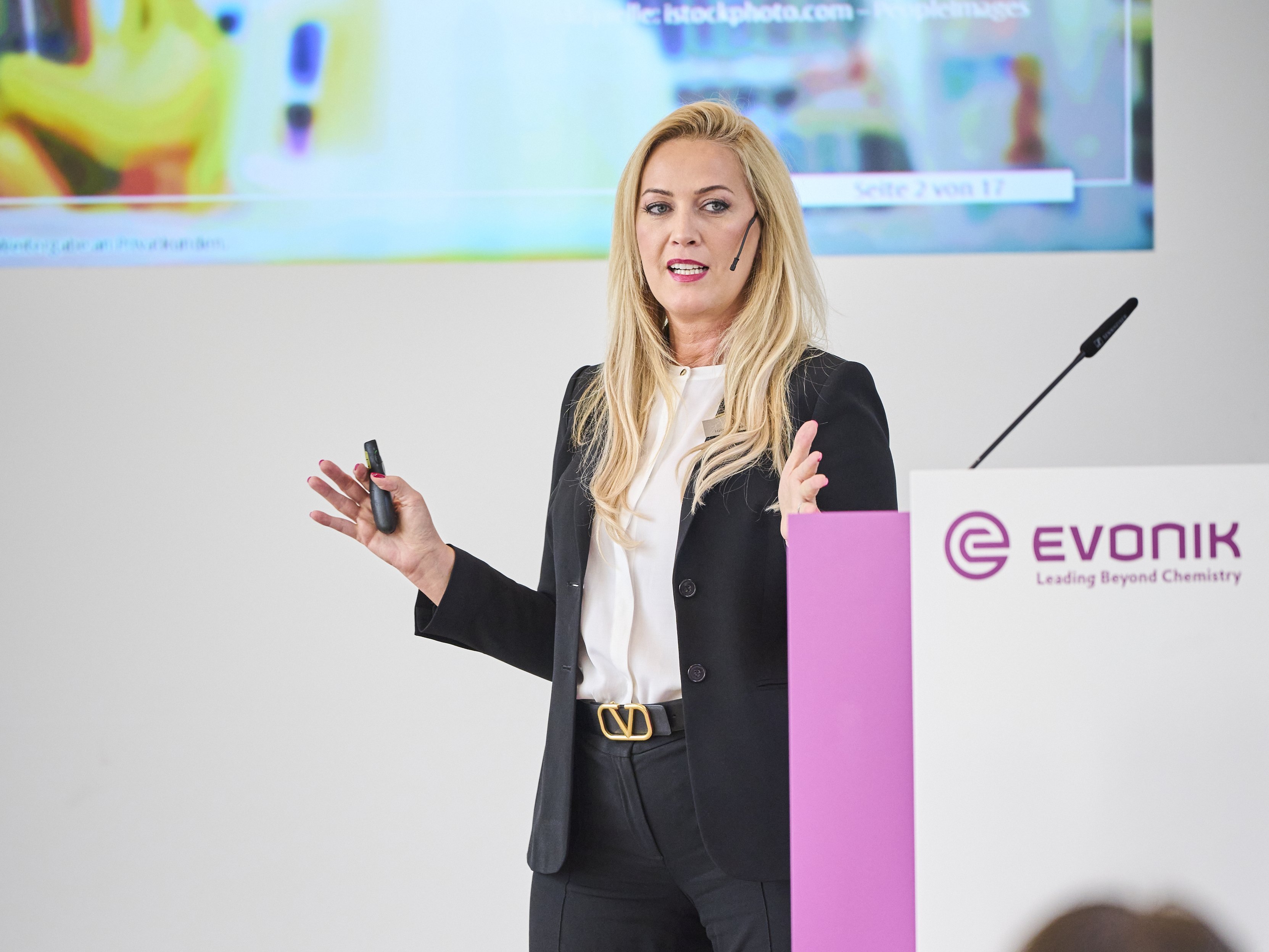 Halime Dzeladini am Rednerpult während ihrer Keynote