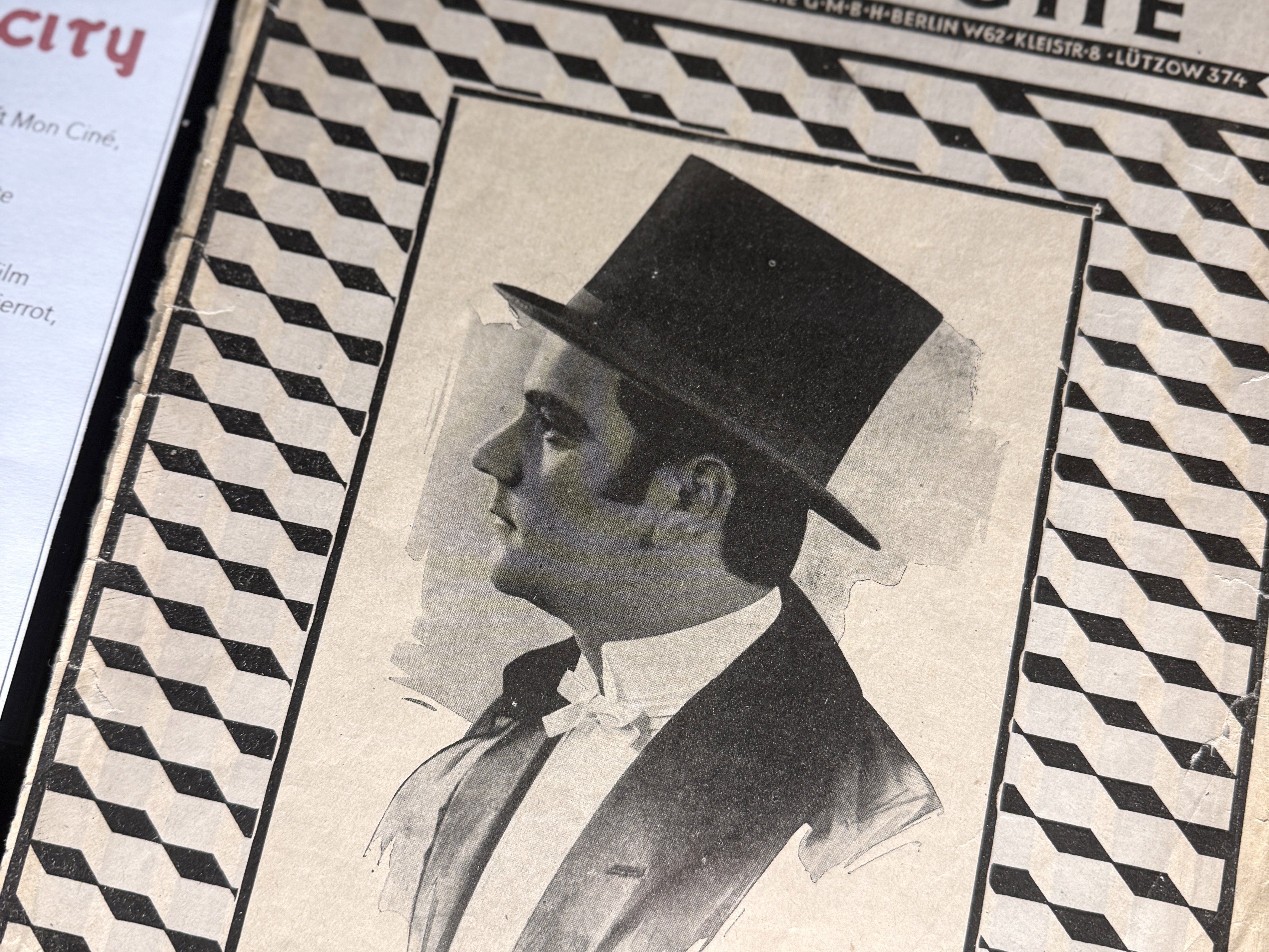 Beinahe komplett vergessen, war Harry Piel eigentlich der erfolgreichste Genre- und Sensationsfilmer und galt als der Erfinder des Actionfilms.