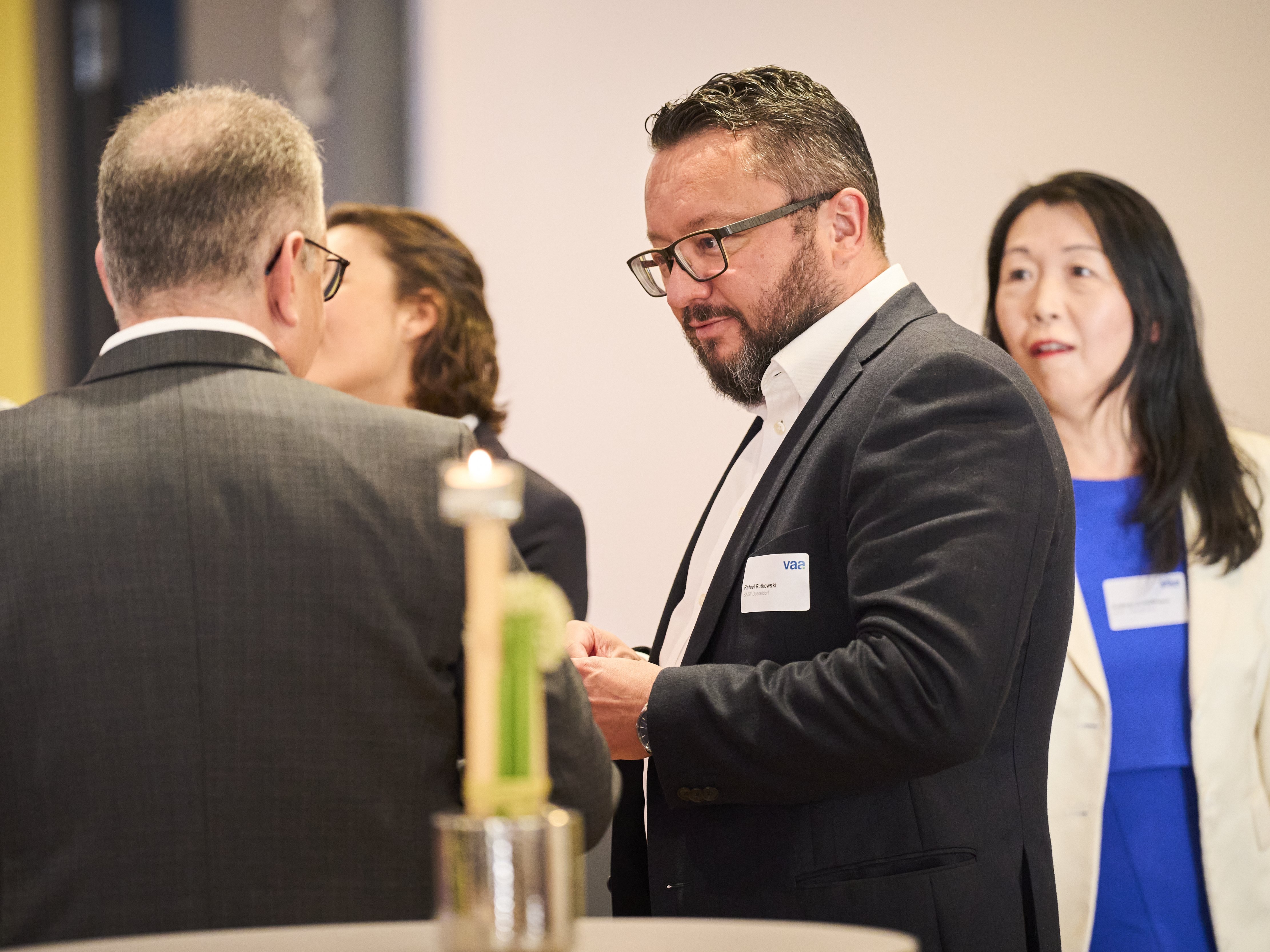 Dr. Thomas Schmidt (von hinten) im Gespräch mit Rafael Rutkowski (von der Seite).