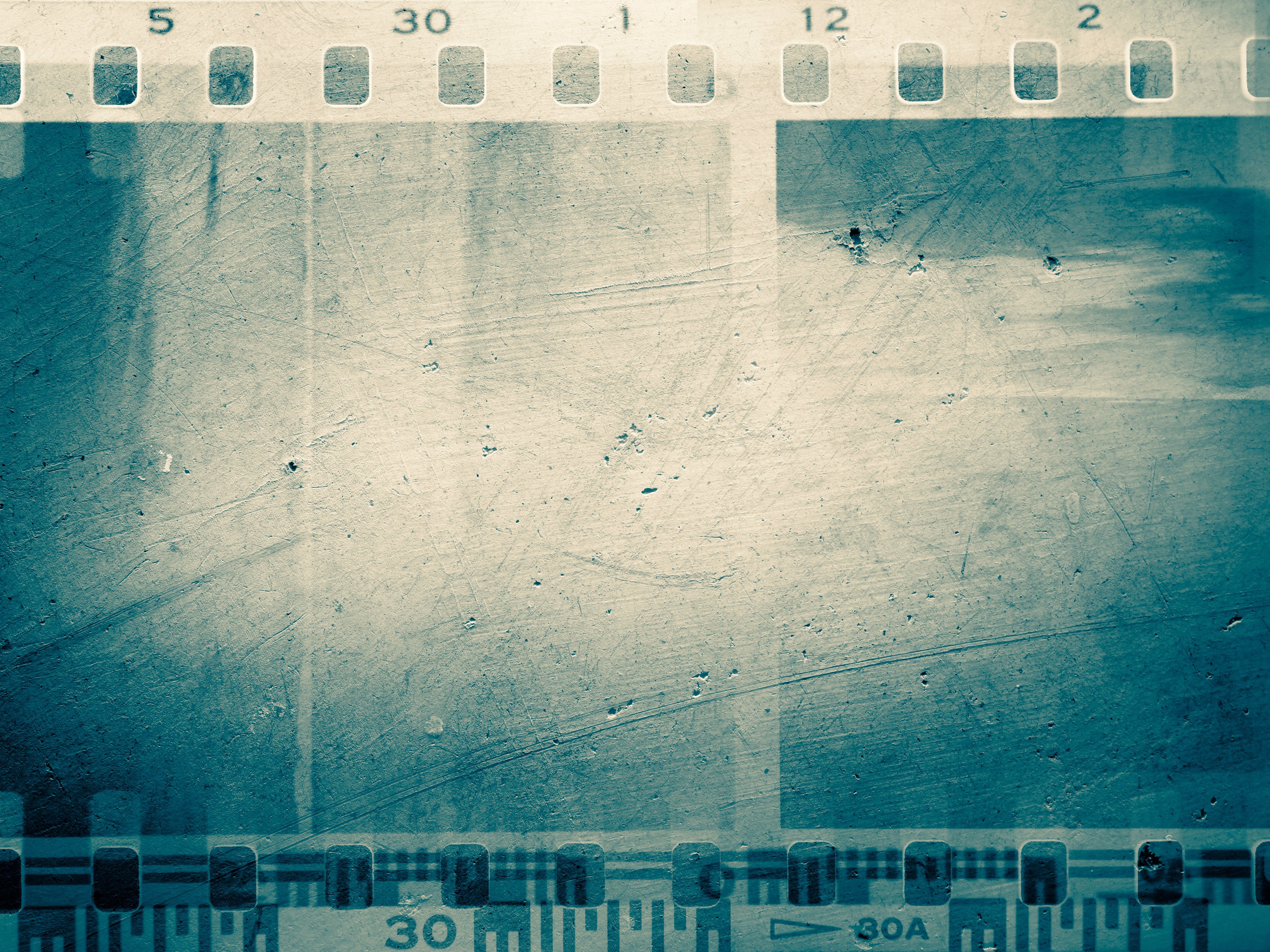 Alter, ausgebleichter Kinofilm mit Flecken auf dem Film.