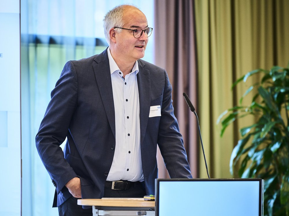 Dr. Christoph Gürtler von der Covestro Deutschland AG ist 2. Vorsitzender des VAA. Hier spricht er auf der VAA-Jahreskonferenz im November 2025 in Essen.