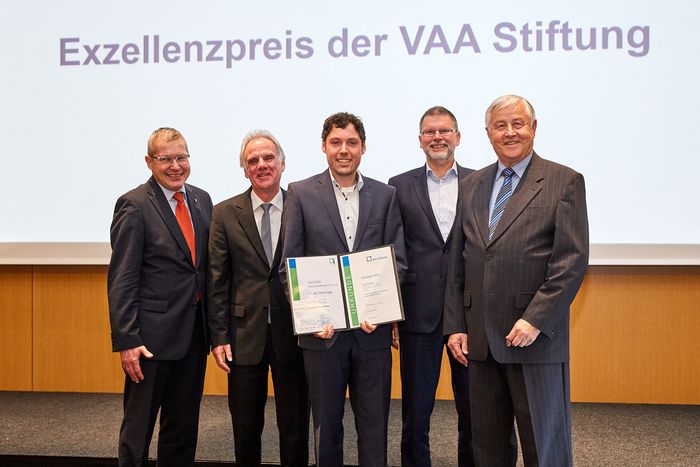 VAA-Exzellenzpreis 2019: Gruppenfoto mit Preisträger
