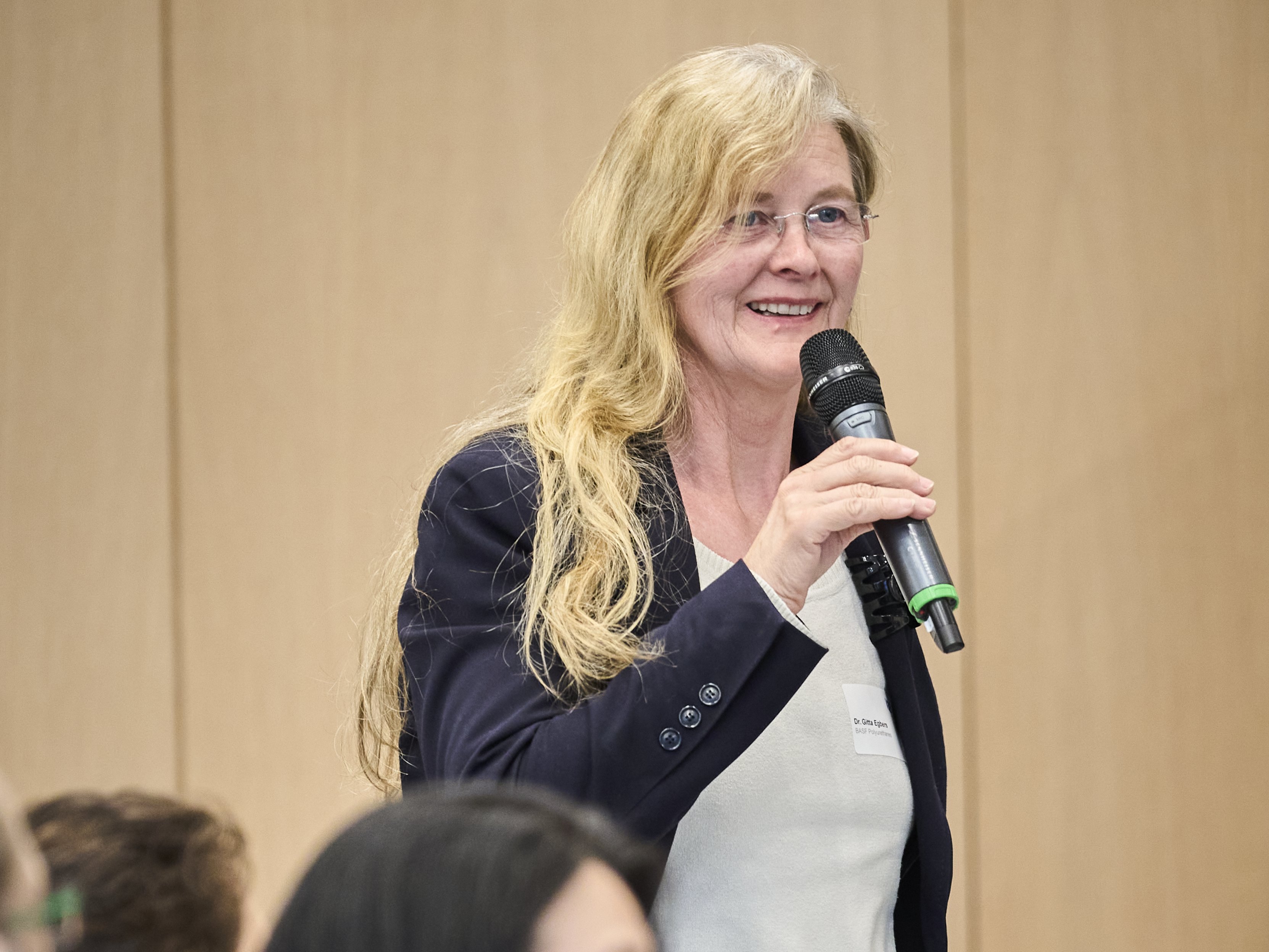 Dr. Gitta Egbers mit Mikrophon im Plenum.