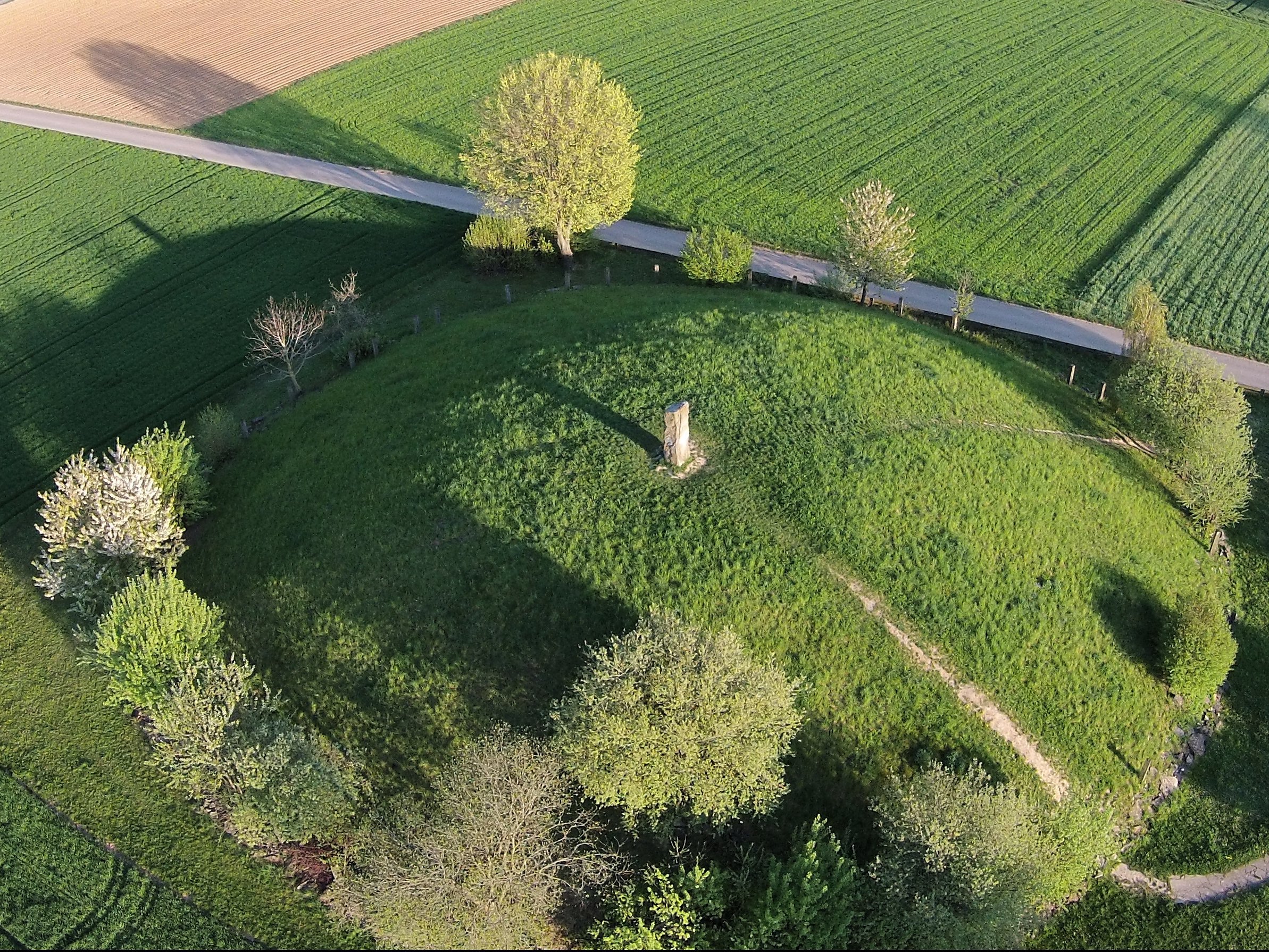 Im Baden-Württembergischen Eberdingen befindet sich das Keltenmuseum Hochdorf/Enz. Dort sind vor allem Repliken der Funde aus dem 1978 ausgegrabenen hallstattzeitlichen Hügelgrab am Rande des Orts zu sehen. Das Museum und der Großgrabhügel geben einen anschaulichen und erlebbaren Überblick über die Lebensweise der Kelten. 