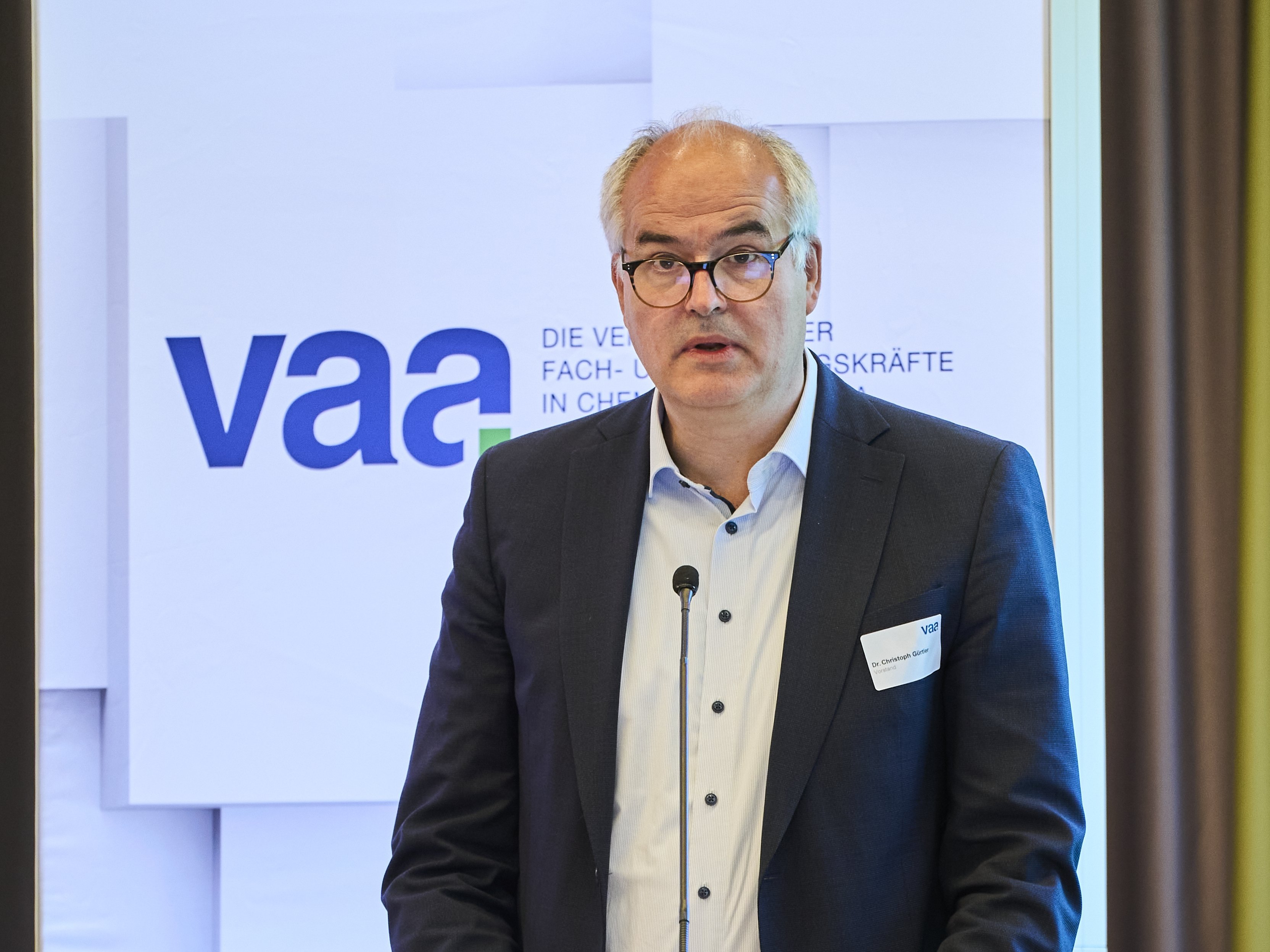 Dr. Christoph Gürtler am Rednerpult mit VAA-Logo.