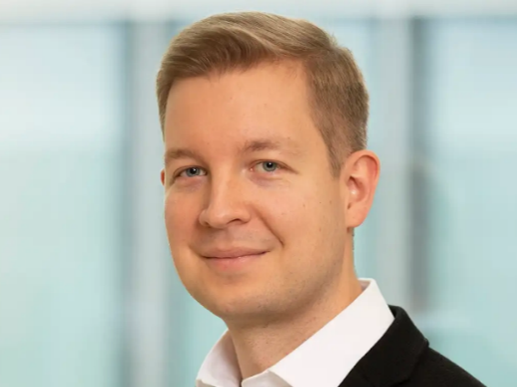 Dr. Lukas Glomb forscht am Fraunhofer-Institut für Integrierte Schaltungen IIS und ist Gastwissenschaftler an der Technischen Universität Nürnberg (UTN) in der Forschungsgruppe „Analytics and Optimization“ um Prof. Alexander Martin.