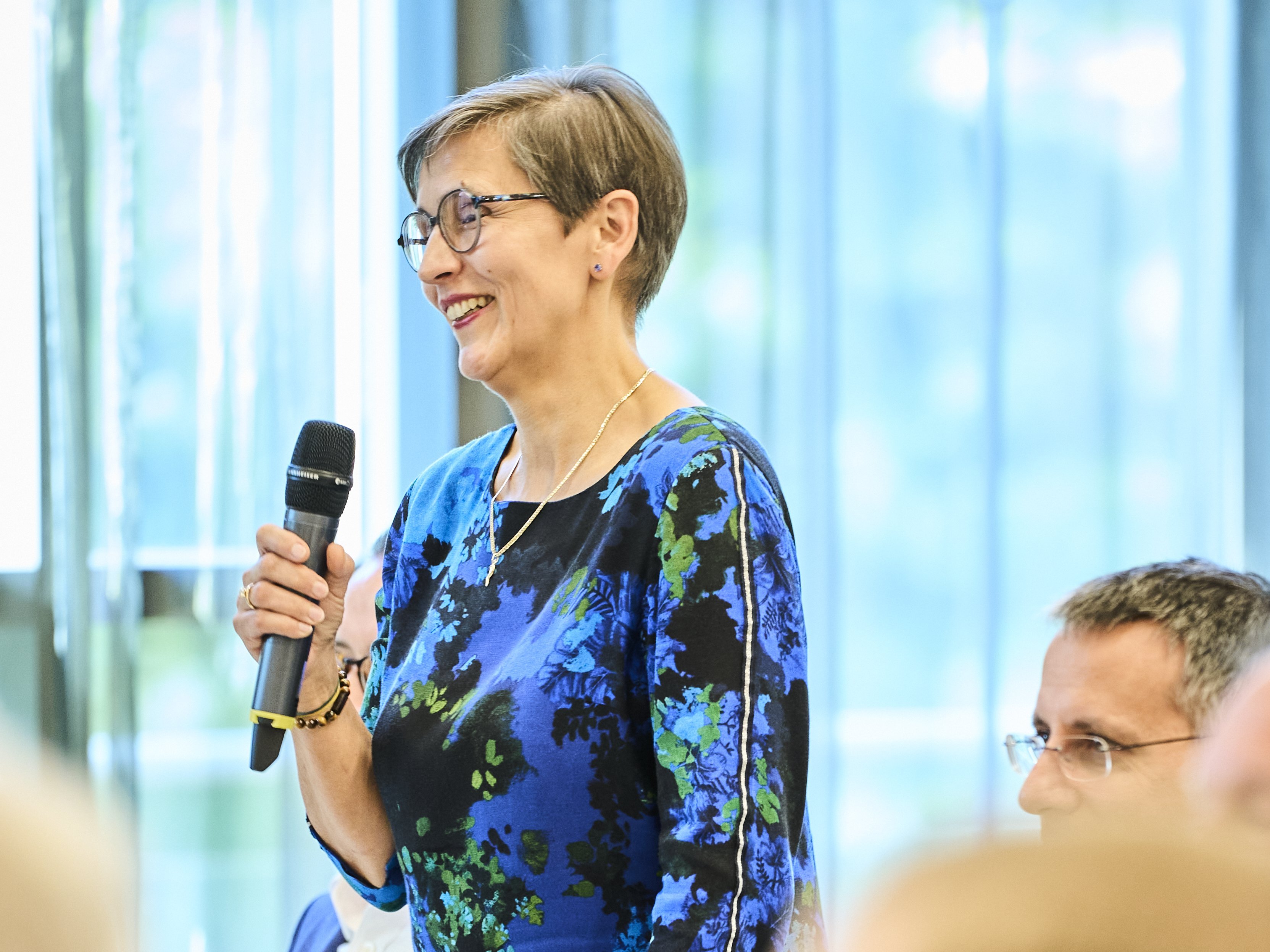Dr. Jacqueline Kusan-Bindels von der Seite im Plenum mit Mikrophon.
