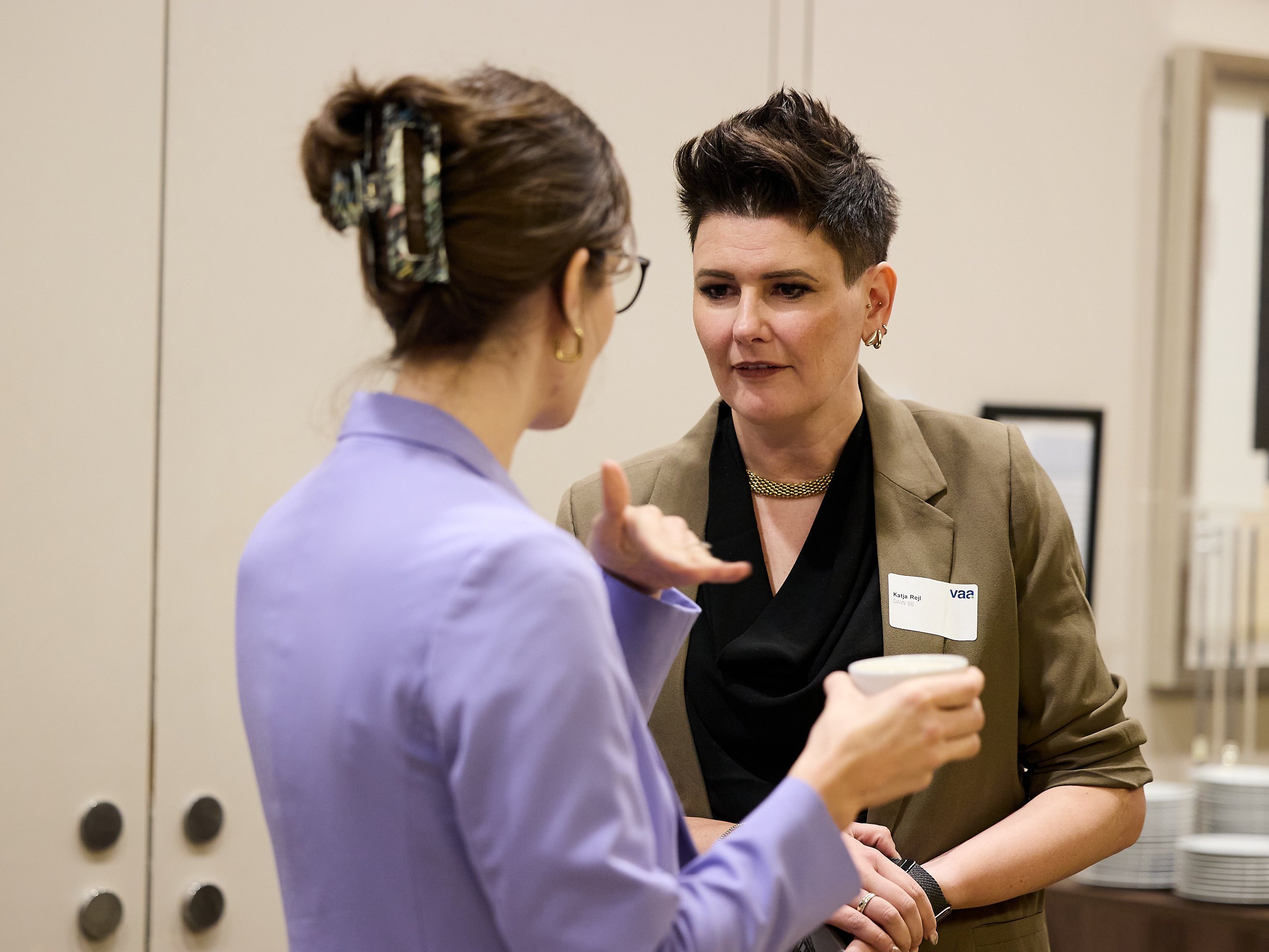 Katja Rejl, Vorsitzende der VAA-Kommission Führung, im Gespräch mit Insa Wiese von der ULA.